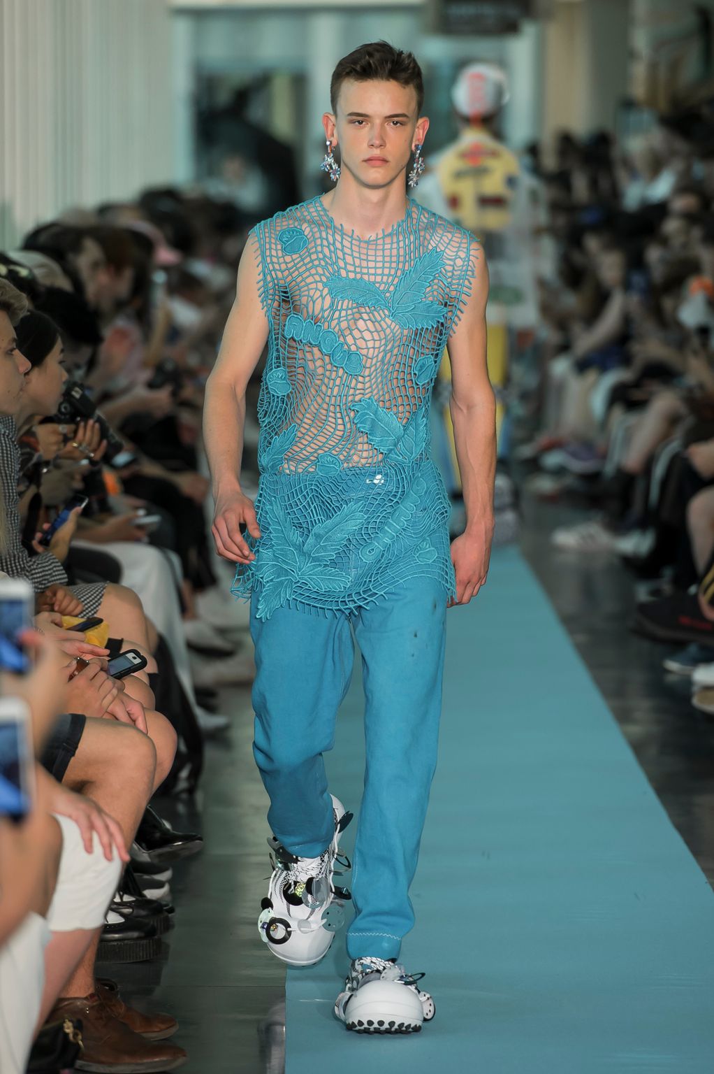 Fashion Week Paris Spring/Summer 2018 look 19 from the Angus Chiang collection 男装