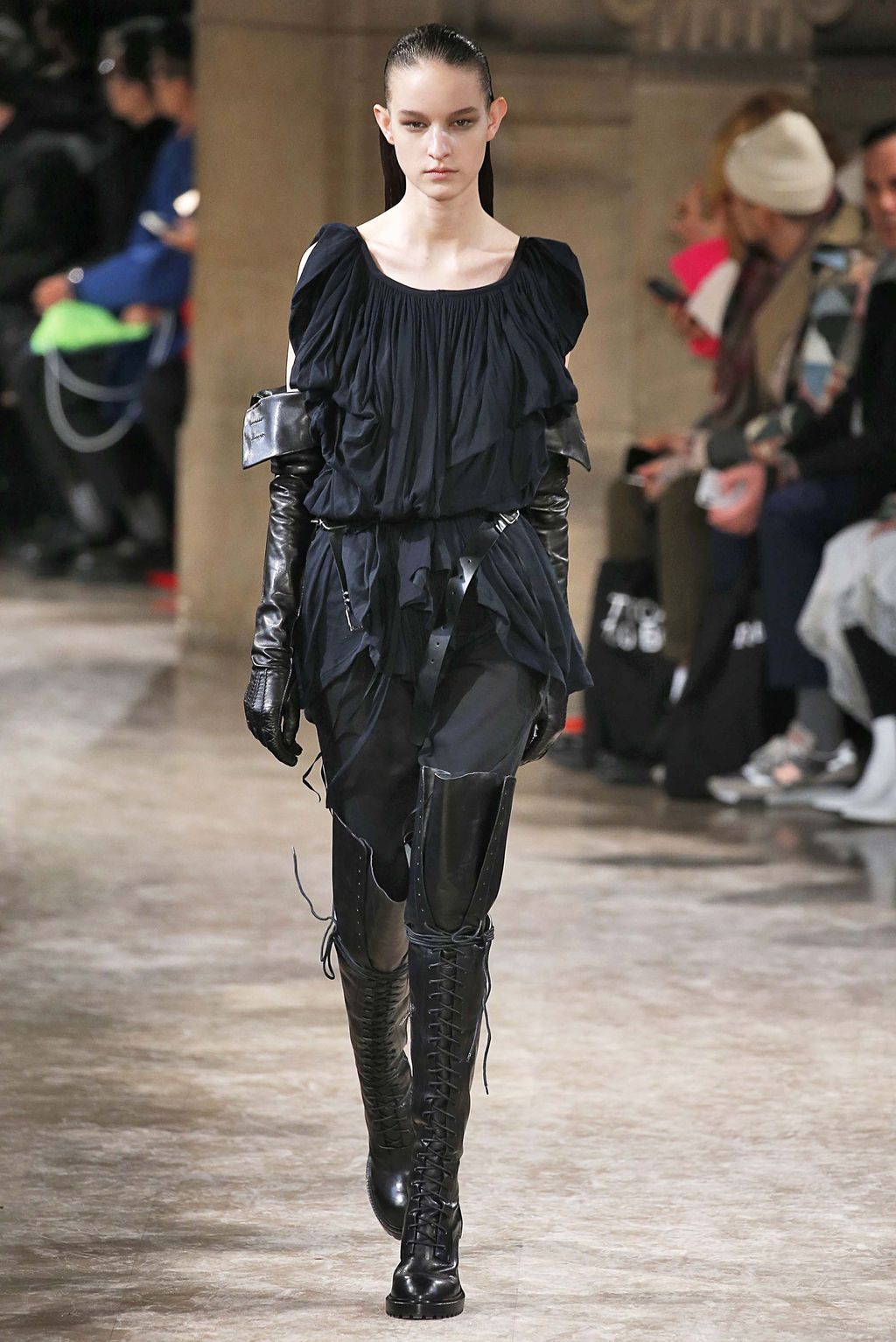 Fashion Week Paris Fall/Winter 2018 look 26 from the Ann Demeulemeester collection 女装