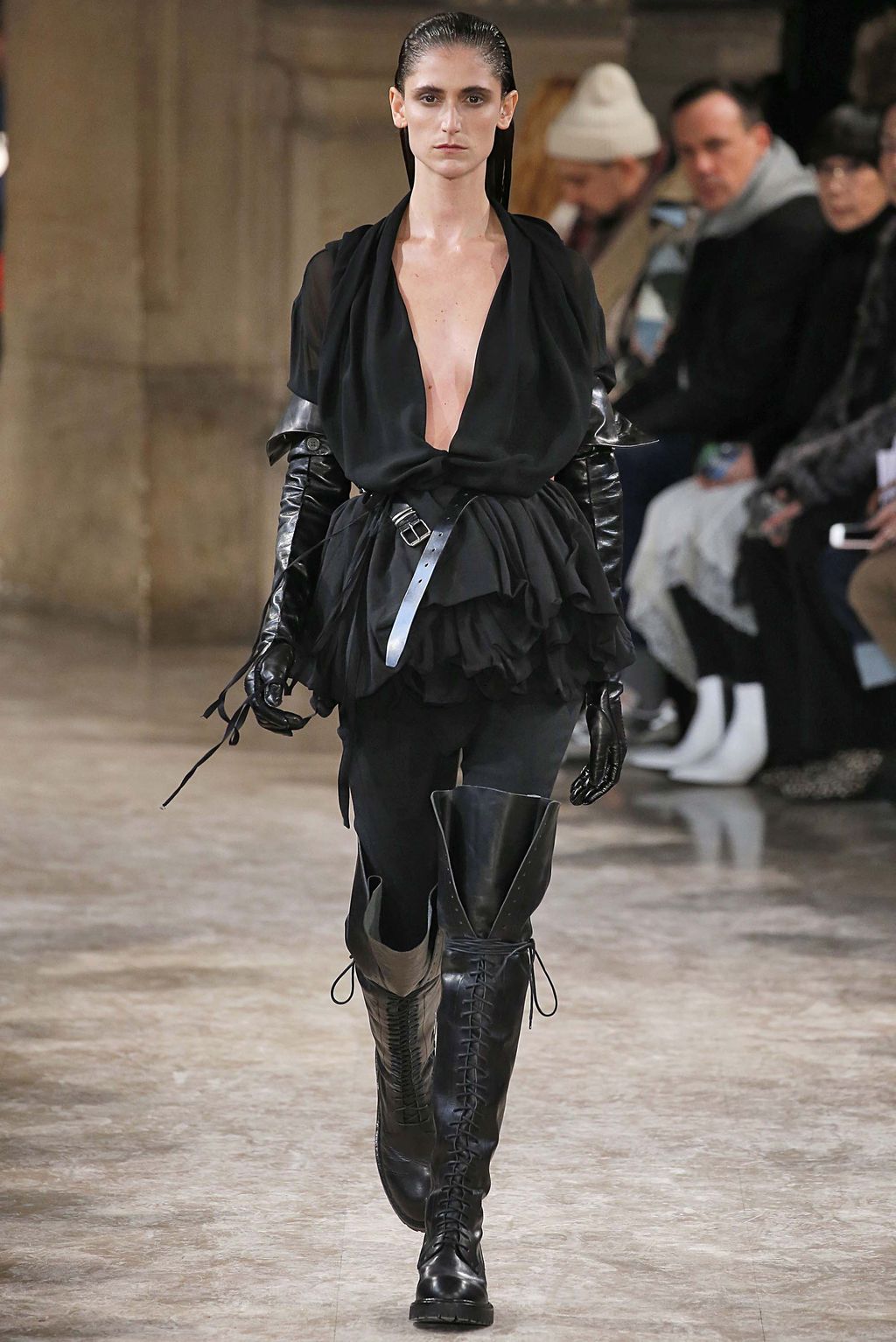 Fashion Week Paris Fall/Winter 2018 look 43 from the Ann Demeulemeester collection 女装