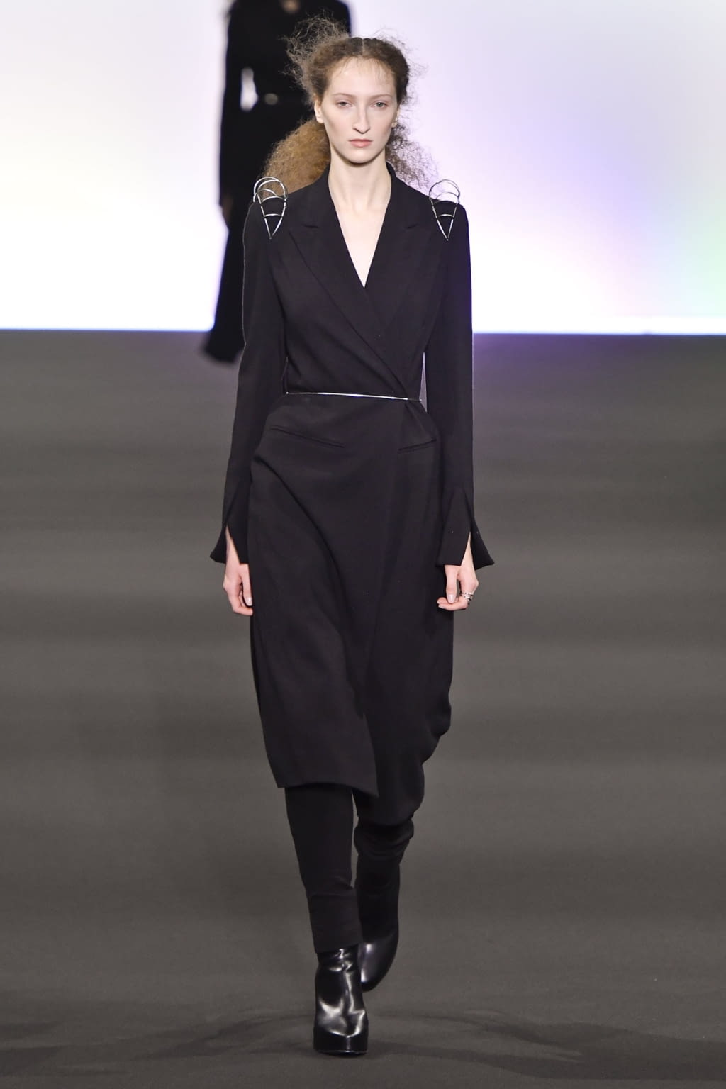 Fashion Week Paris Fall/Winter 2020 look 1 de la collection Ann Demeulemeester womenswear