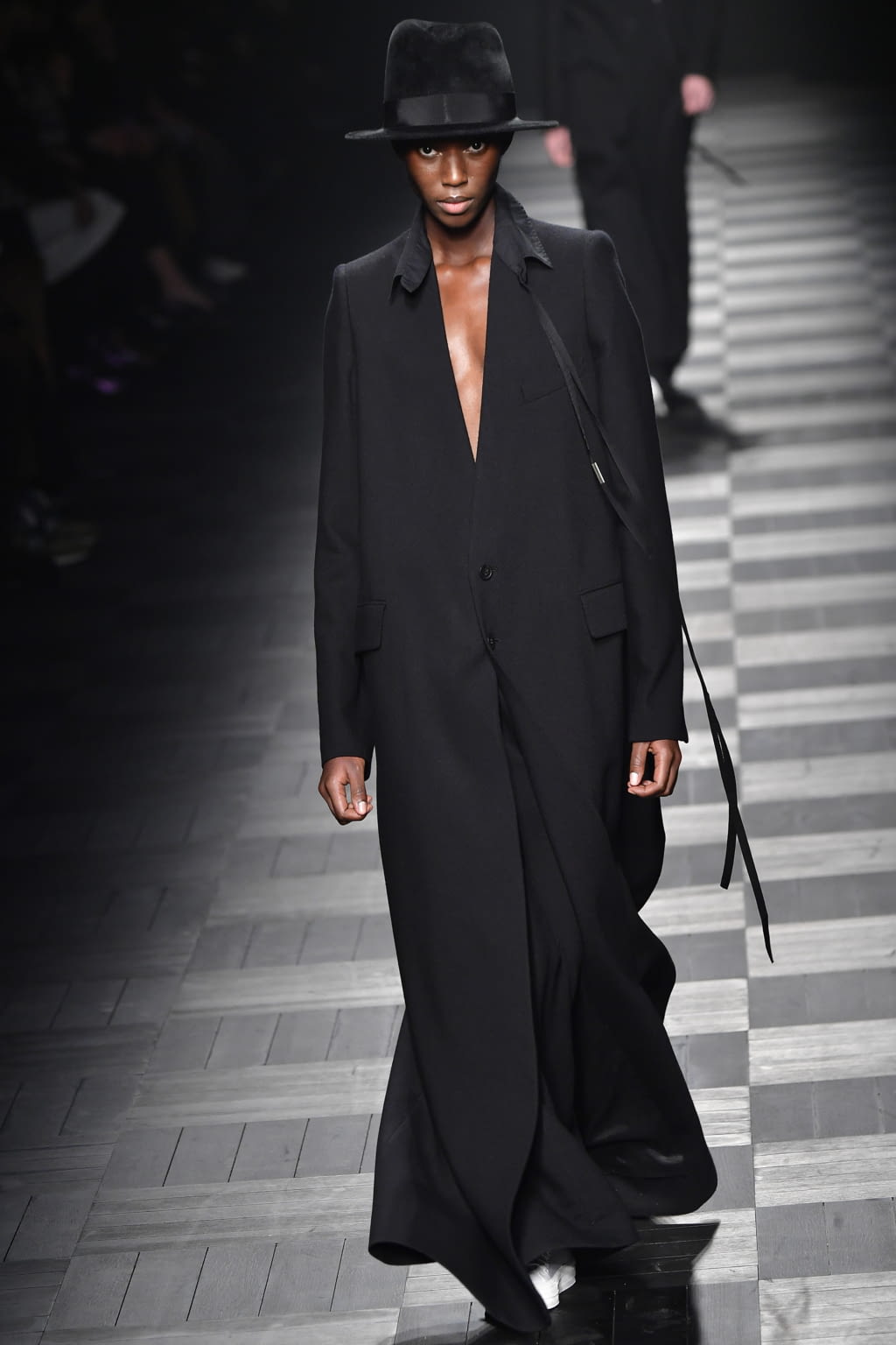Fashion Week Paris Fall/Winter 2022 look 2 de la collection Ann Demeulemeester womenswear