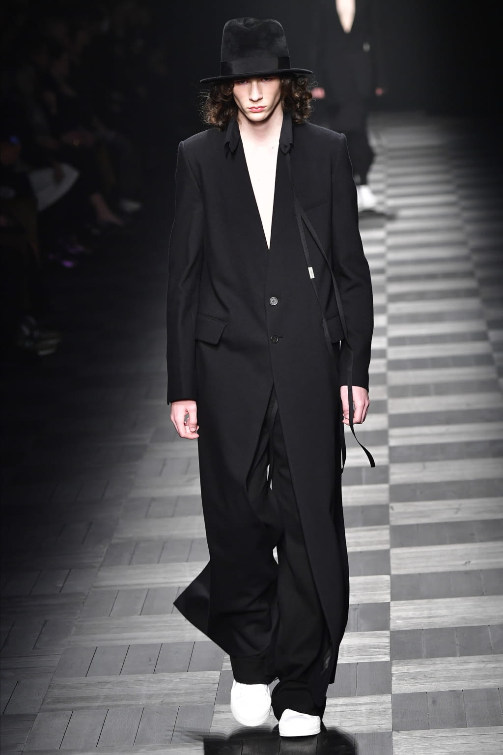 Fashion Week Paris Fall/Winter 2022 look 3 from the Ann Demeulemeester collection 女装