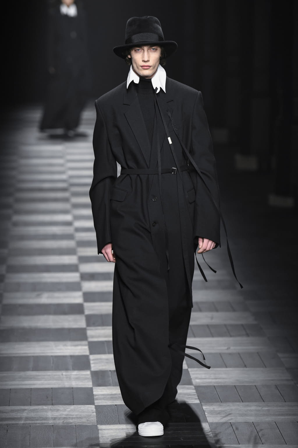 Fashion Week Paris Fall/Winter 2022 look 25 from the Ann Demeulemeester collection womenswear