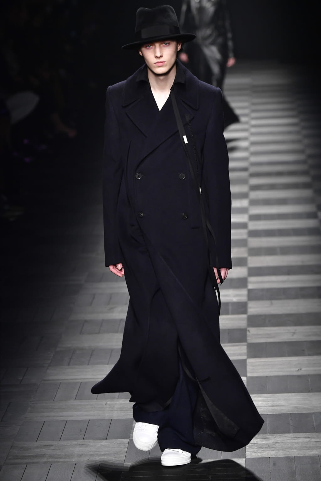 Fashion Week Paris Fall/Winter 2022 look 17 from the Ann Demeulemeester collection 女装