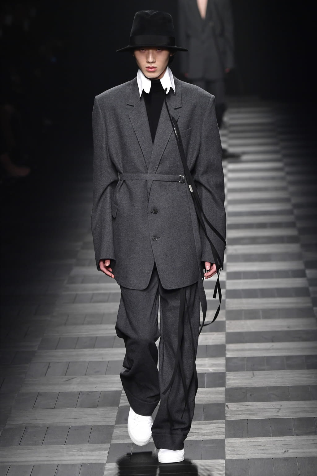Fashion Week Paris Fall/Winter 2022 look 28 from the Ann Demeulemeester collection womenswear