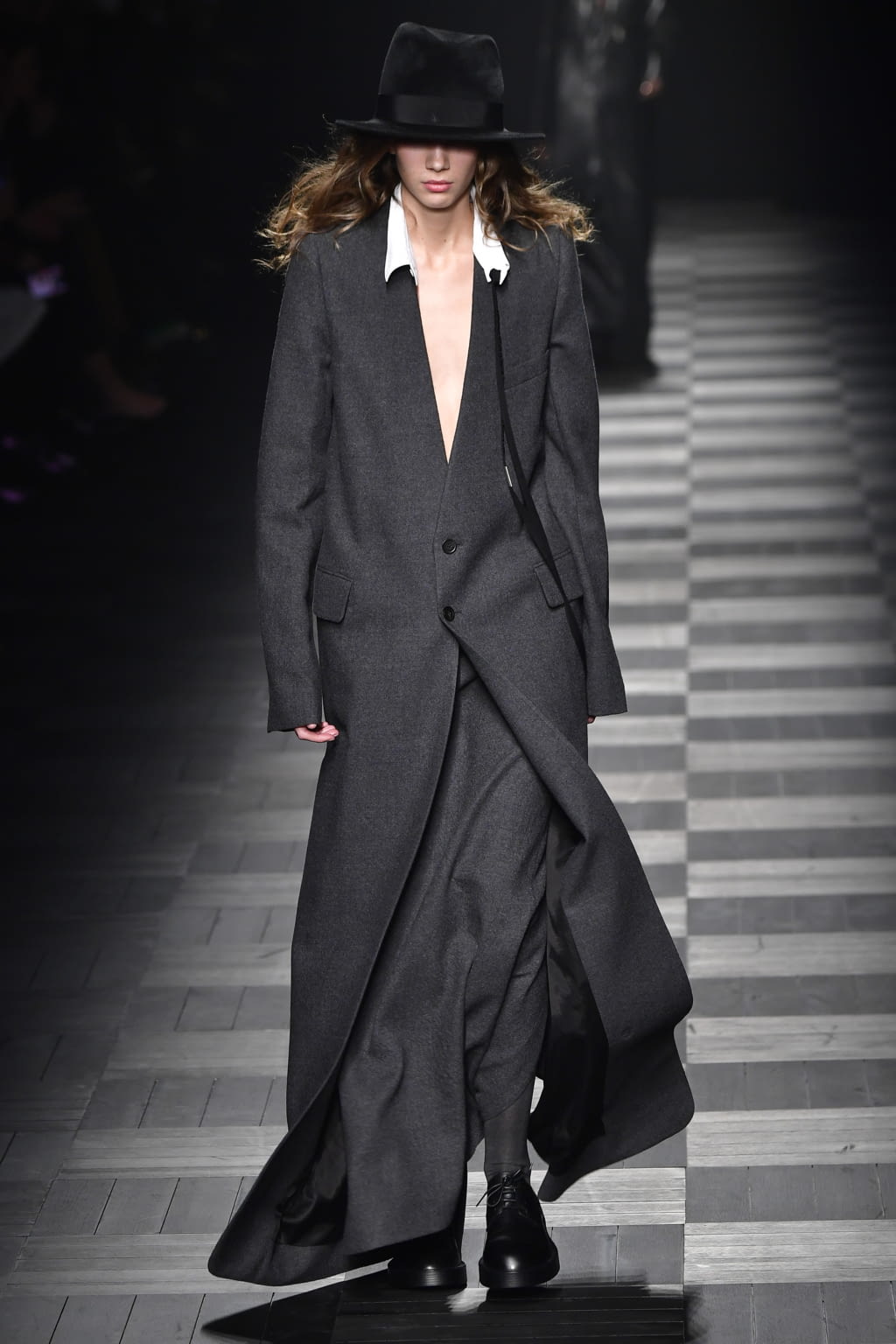 Fashion Week Paris Fall/Winter 2022 look 32 de la collection Ann Demeulemeester womenswear