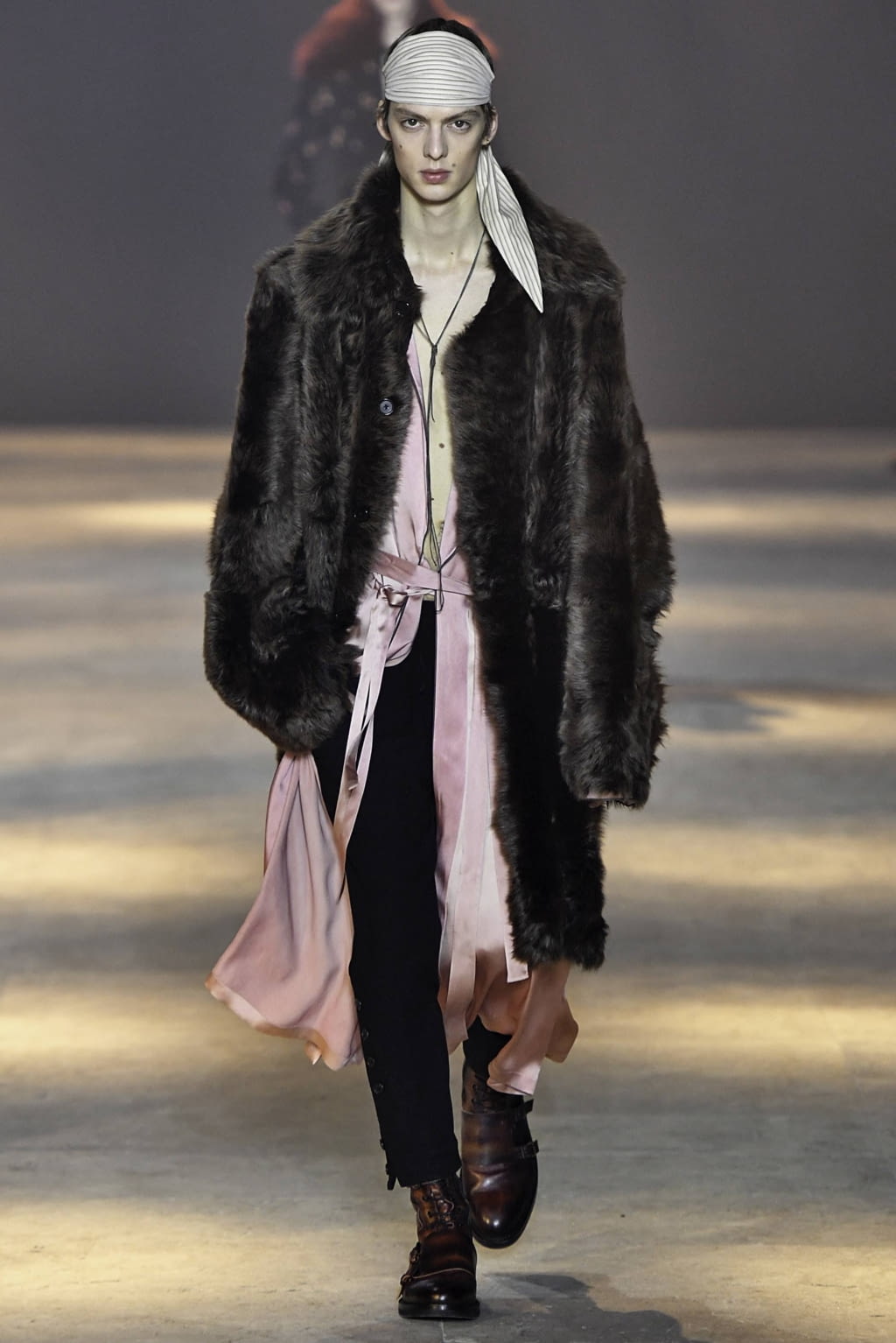 Fashion Week Paris Fall/Winter 2019 look 34 from the Ann Demeulemeester collection 男装