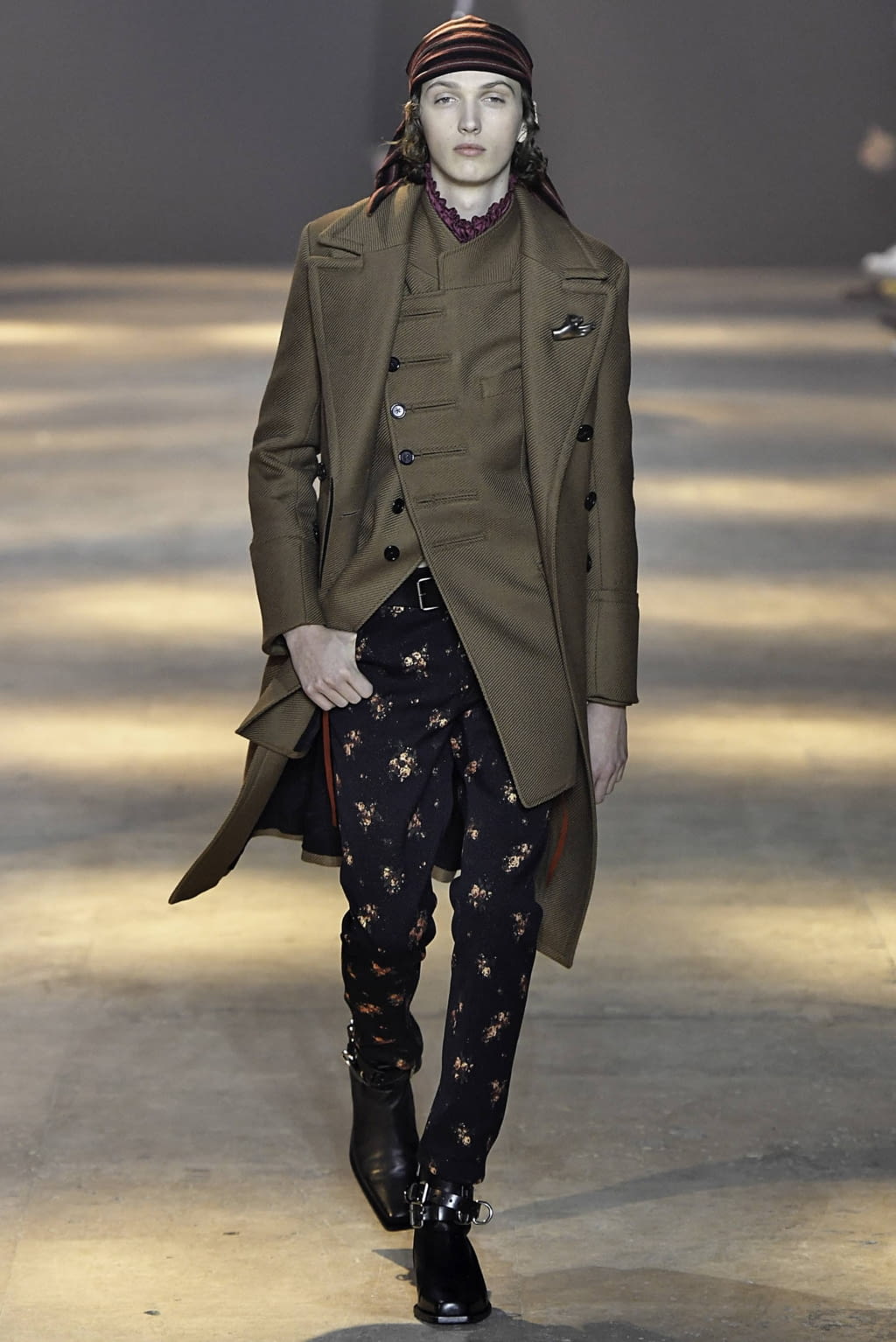 Fashion Week Paris Fall/Winter 2019 look 2 from the Ann Demeulemeester collection 男装