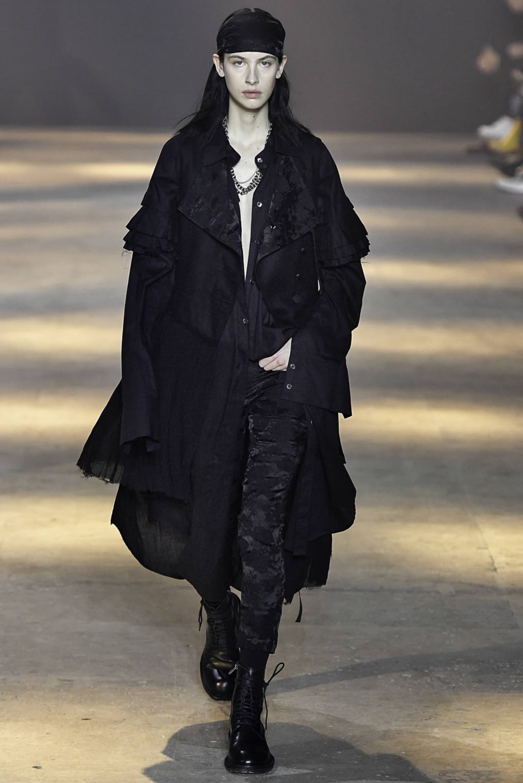 Fashion Week Paris Fall/Winter 2019 look 4 de la collection Ann Demeulemeester menswear