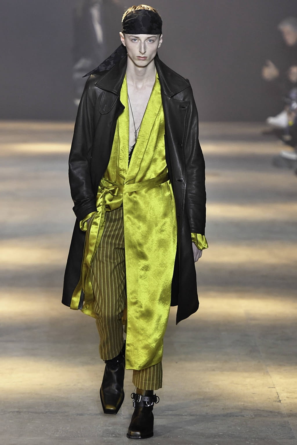 Fashion Week Paris Fall/Winter 2019 look 16 from the Ann Demeulemeester collection 男装