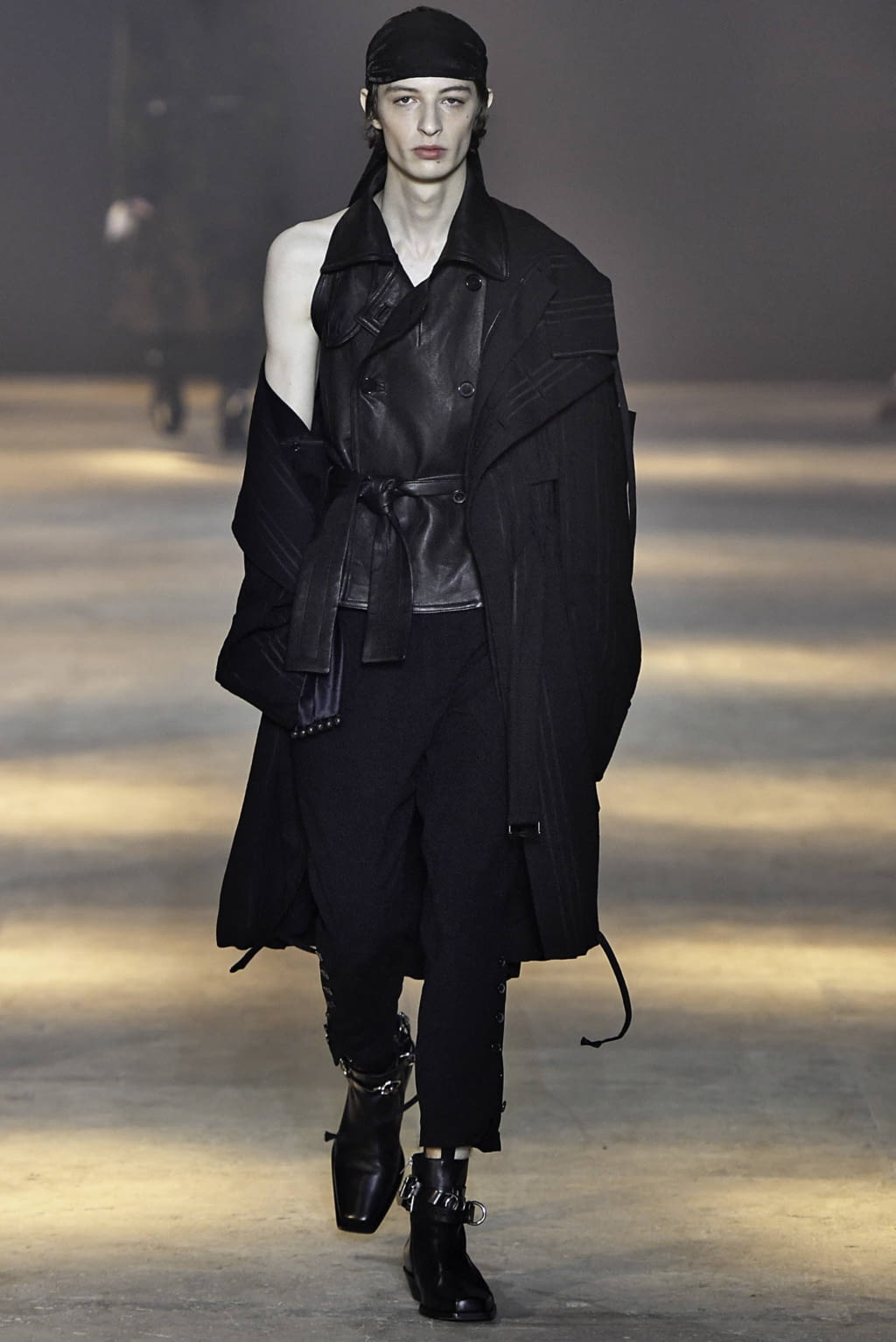 Fashion Week Paris Fall/Winter 2019 look 21 from the Ann Demeulemeester collection menswear