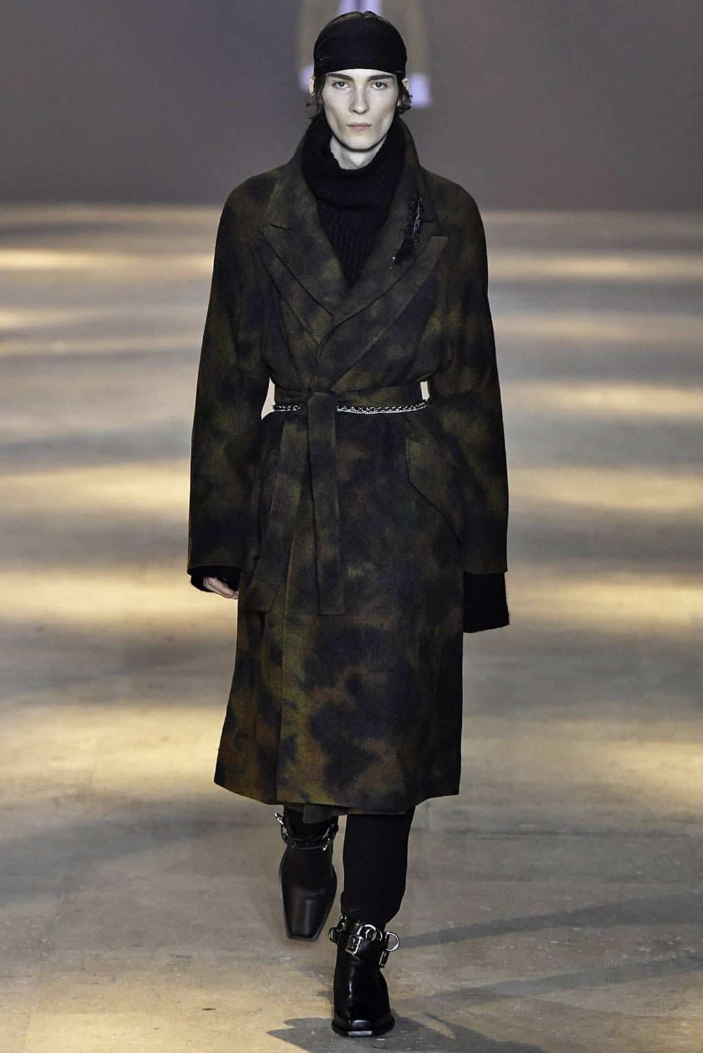 Fashion Week Paris Fall/Winter 2019 look 22 from the Ann Demeulemeester collection menswear