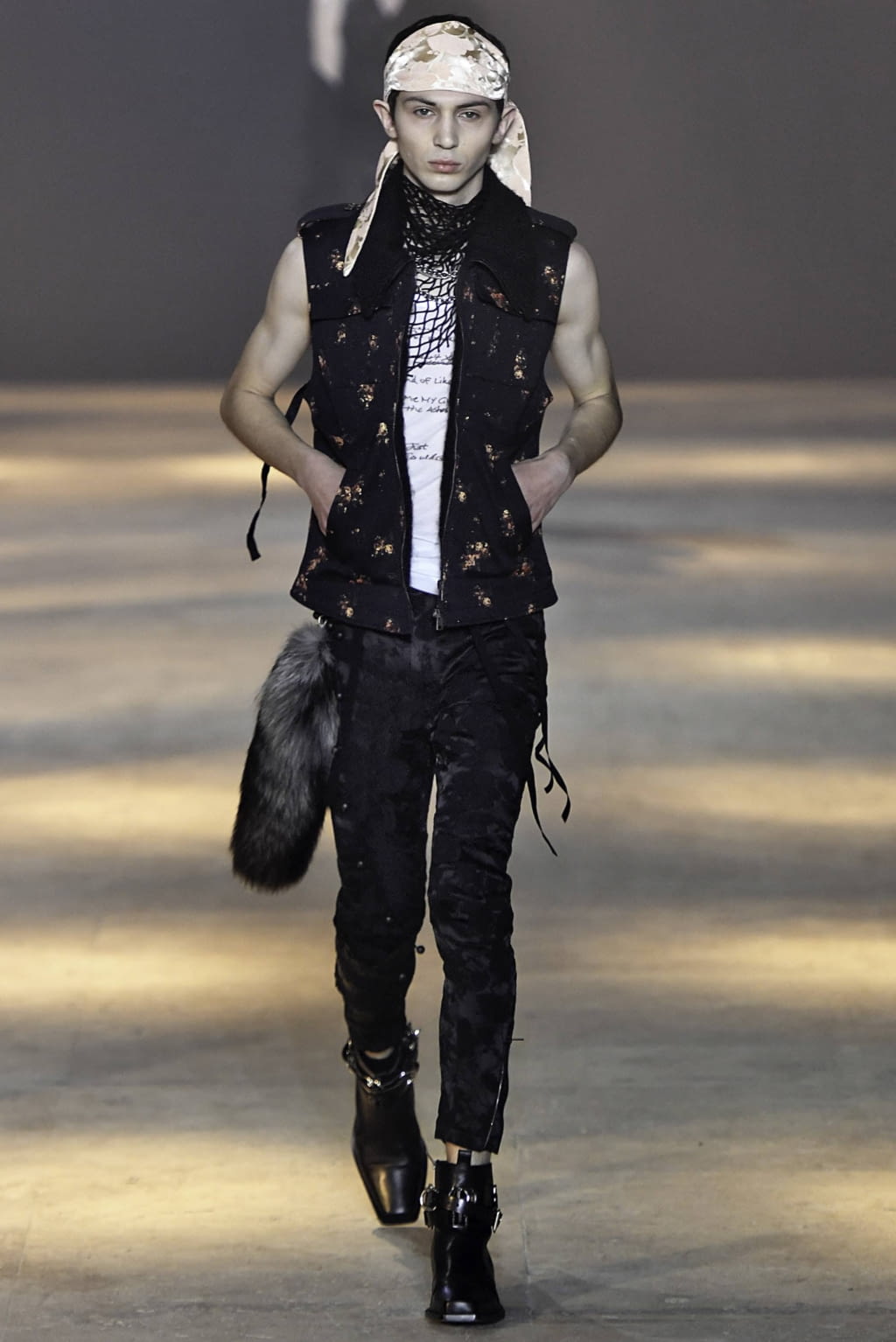 Fashion Week Paris Fall/Winter 2019 look 24 from the Ann Demeulemeester collection 男装