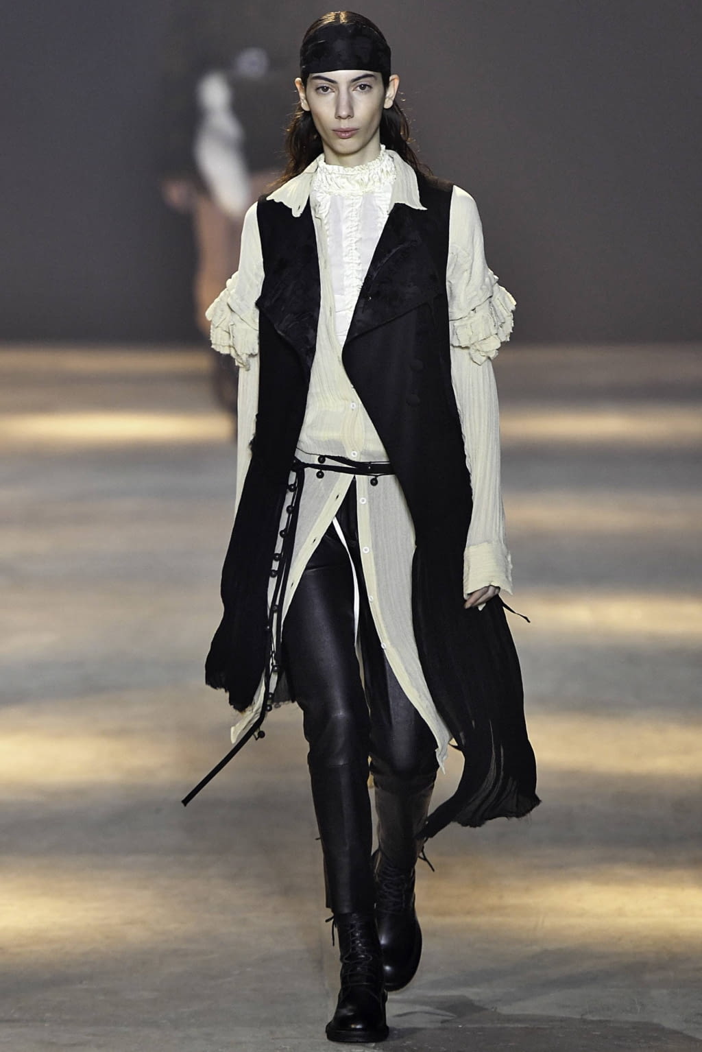 Fashion Week Paris Fall/Winter 2019 look 27 from the Ann Demeulemeester collection 男装