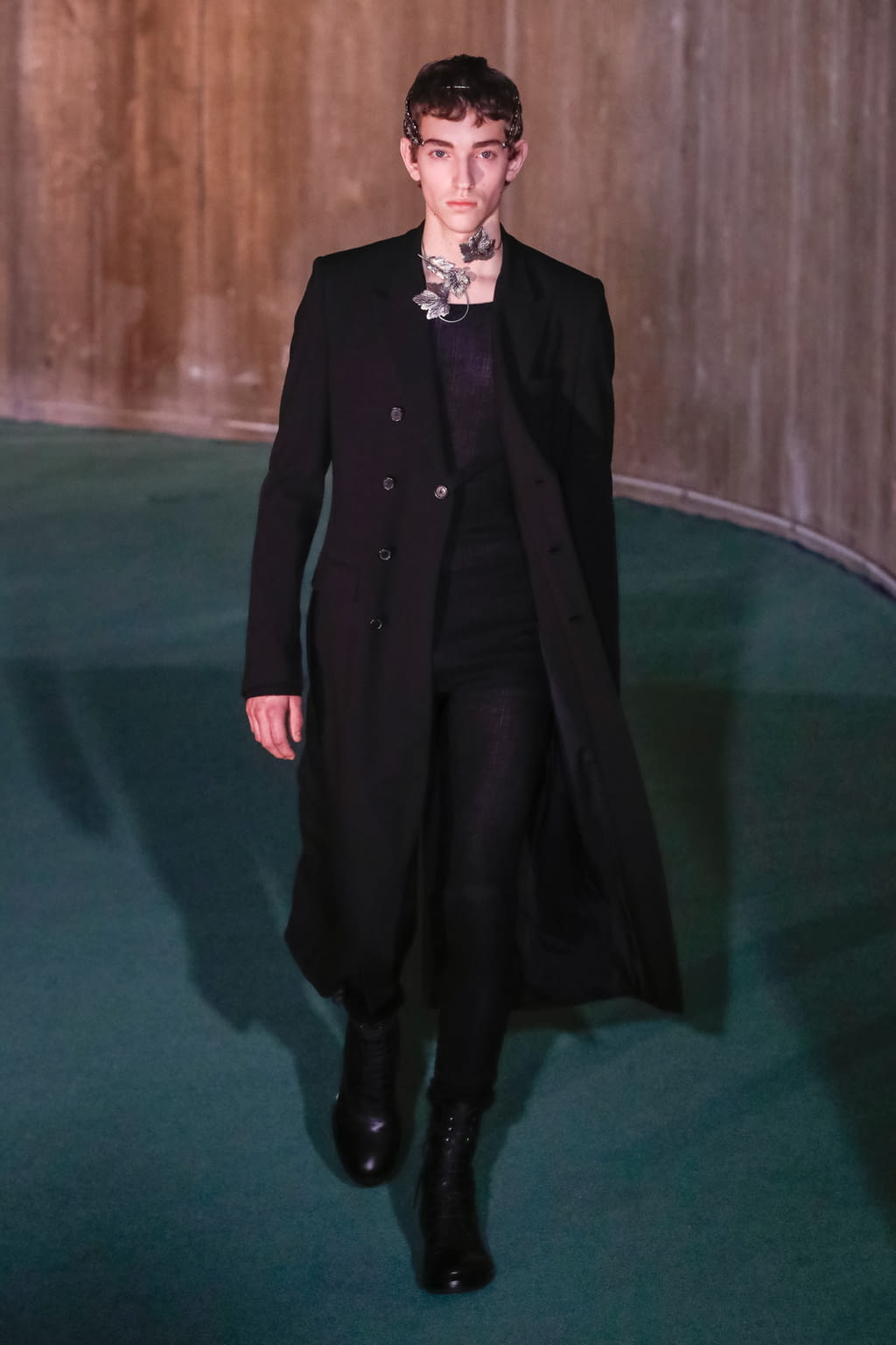 Fashion Week Paris Fall/Winter 2020 look 1 de la collection Ann Demeulemeester menswear