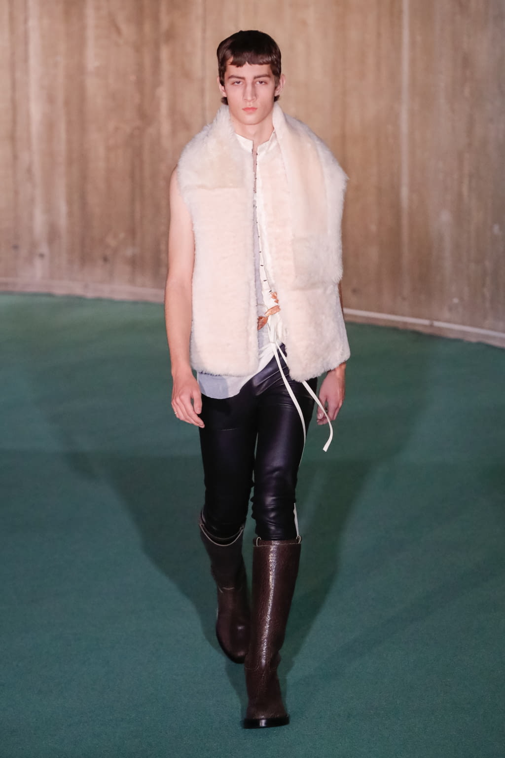 Fashion Week Paris Fall/Winter 2020 look 20 from the Ann Demeulemeester collection 男装