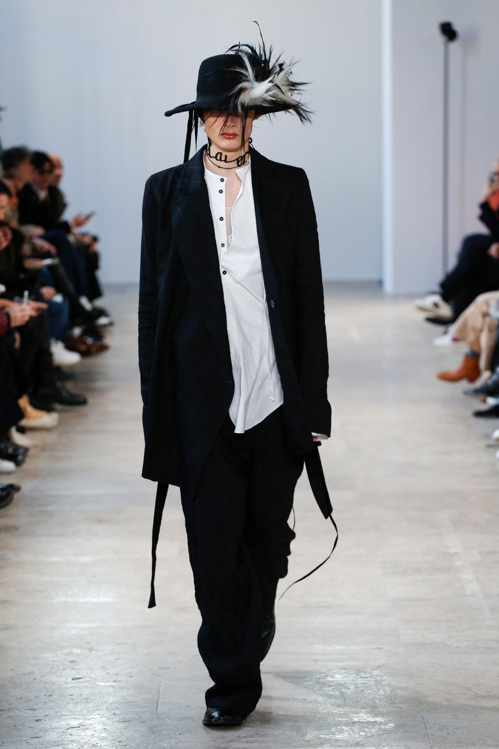 Fashion Week Paris Fall/Winter 2017 look 1 de la collection Ann Demeulemeester menswear