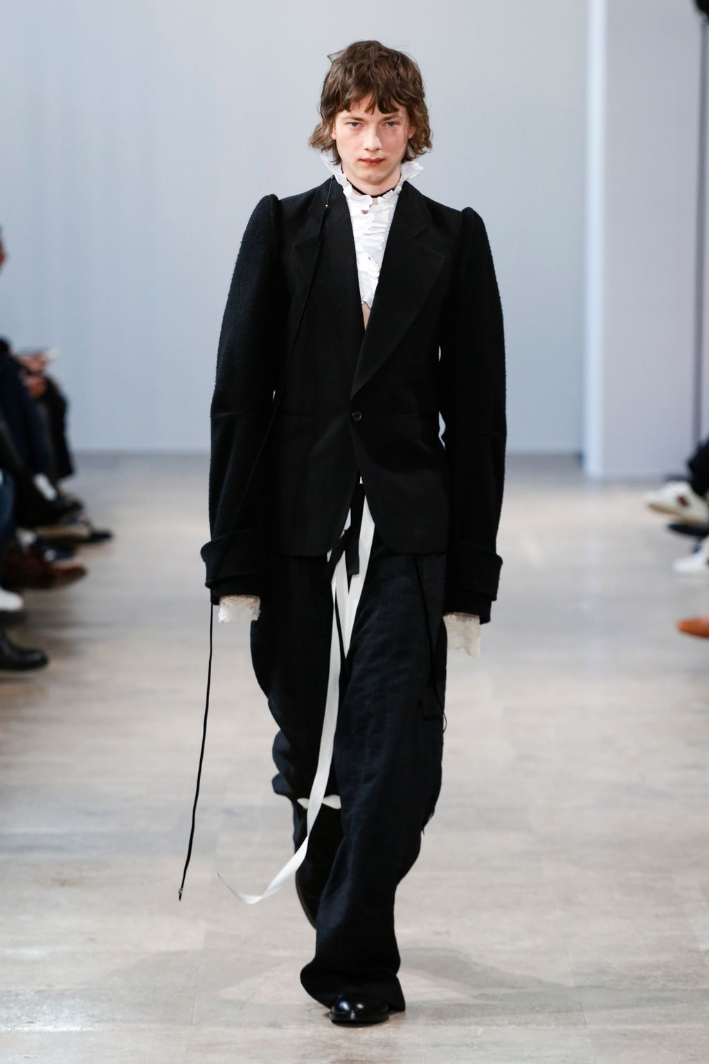 Fashion Week Paris Fall/Winter 2017 look 5 from the Ann Demeulemeester collection 男装