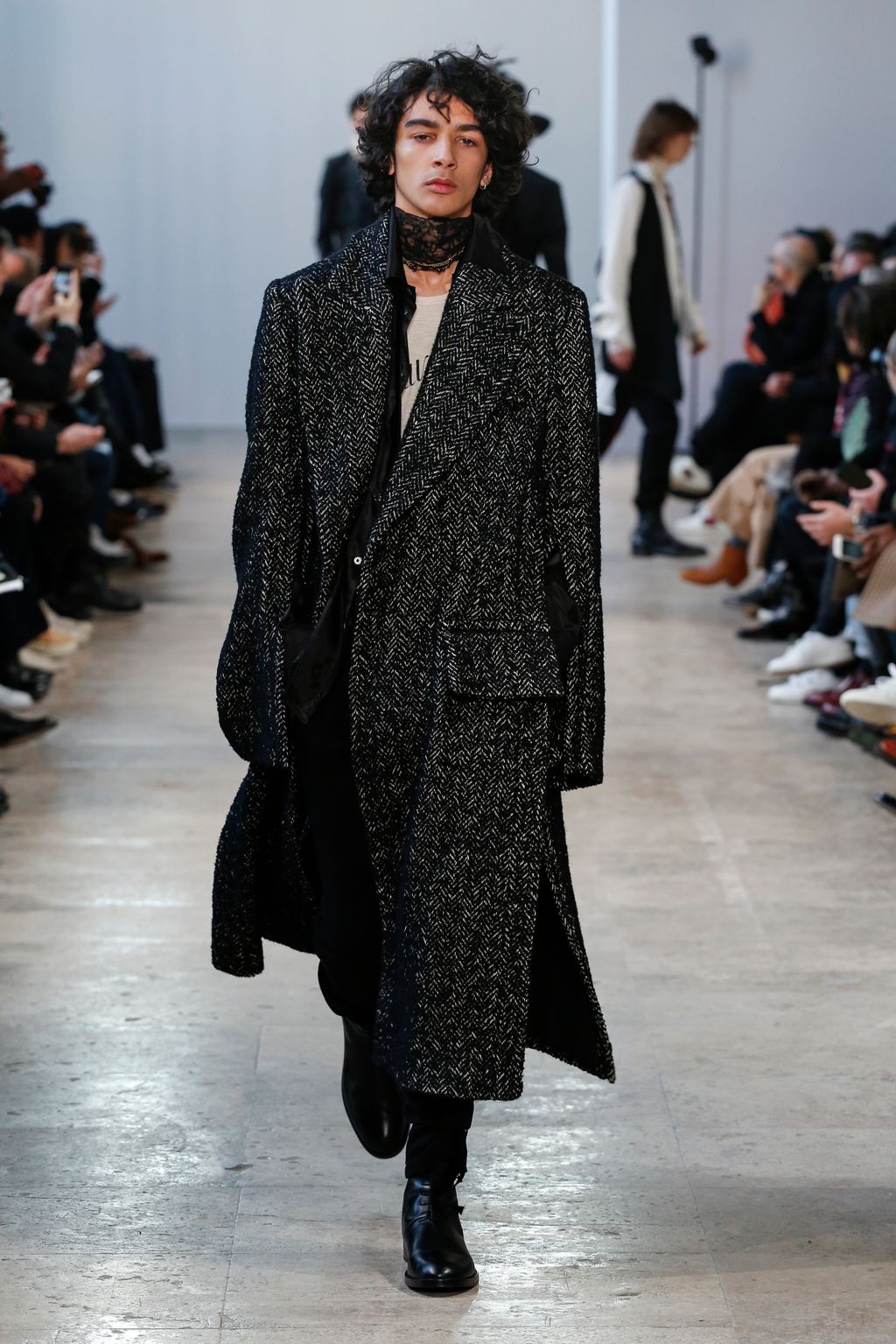 Fashion Week Paris Fall/Winter 2017 look 15 from the Ann Demeulemeester collection 男装
