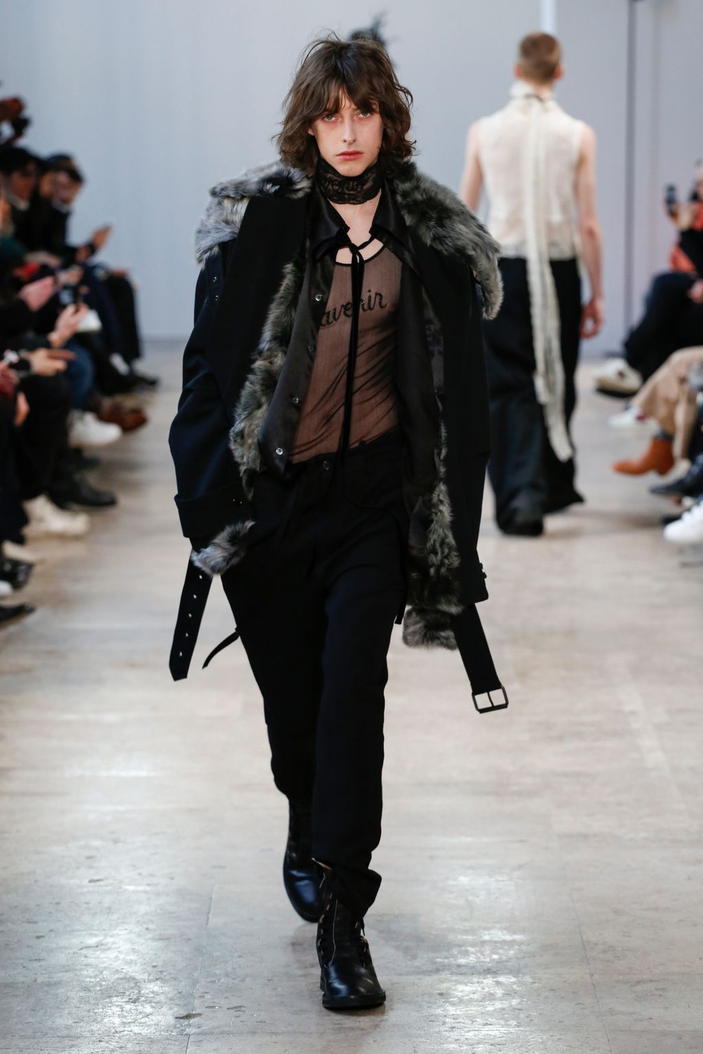 Fashion Week Paris Fall/Winter 2017 look 28 from the Ann Demeulemeester collection 男装