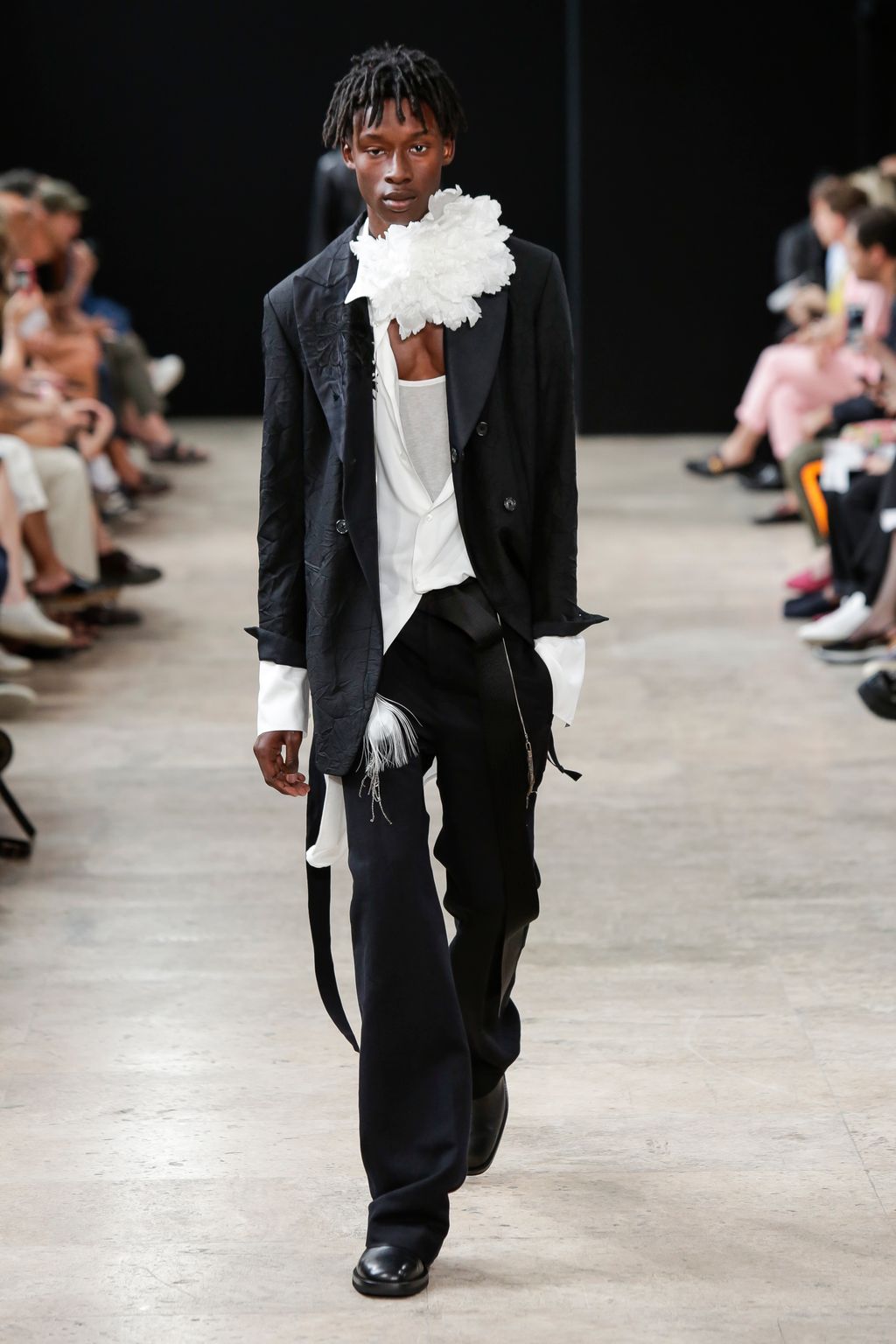 Fashion Week Paris Spring/Summer 2018 look 1 from the Ann Demeulemeester collection menswear