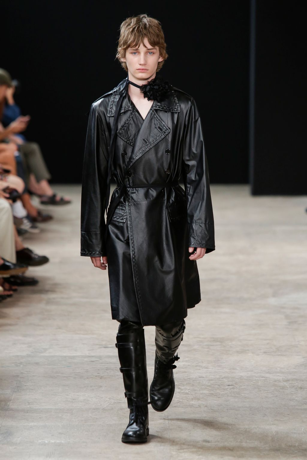 Fashion Week Paris Spring/Summer 2018 look 2 from the Ann Demeulemeester collection 男装