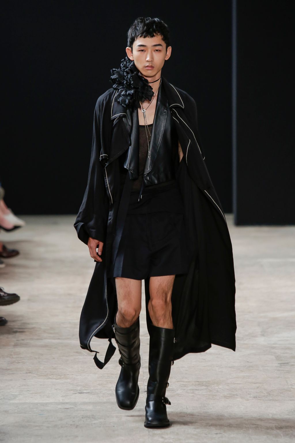 Fashion Week Paris Spring/Summer 2018 look 6 from the Ann Demeulemeester collection 男装