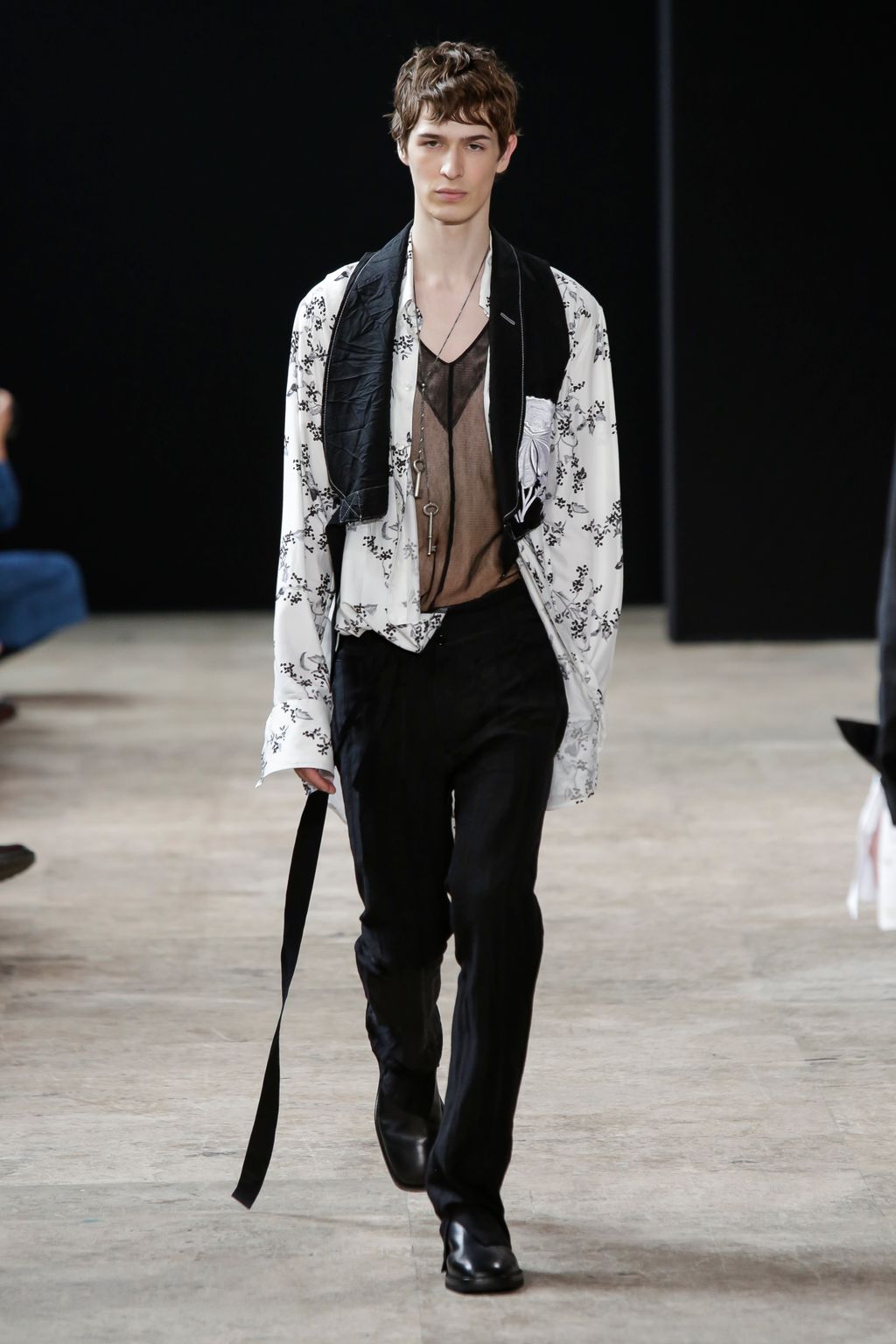 Fashion Week Paris Spring/Summer 2018 look 13 from the Ann Demeulemeester collection 男装