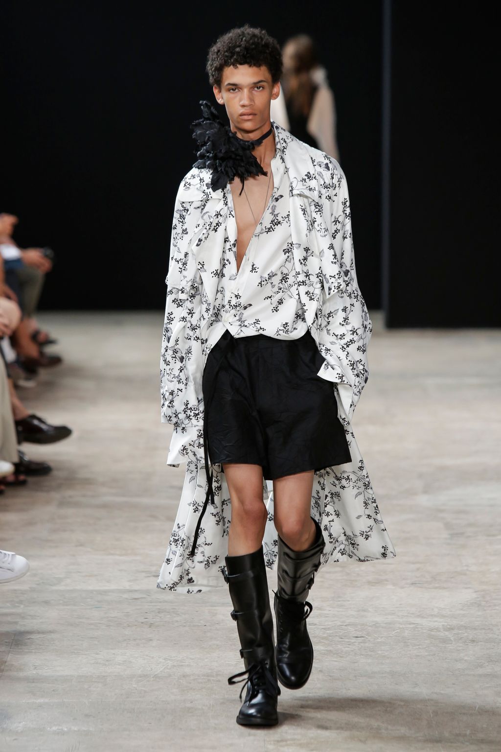 Fashion Week Paris Spring/Summer 2018 look 15 from the Ann Demeulemeester collection menswear