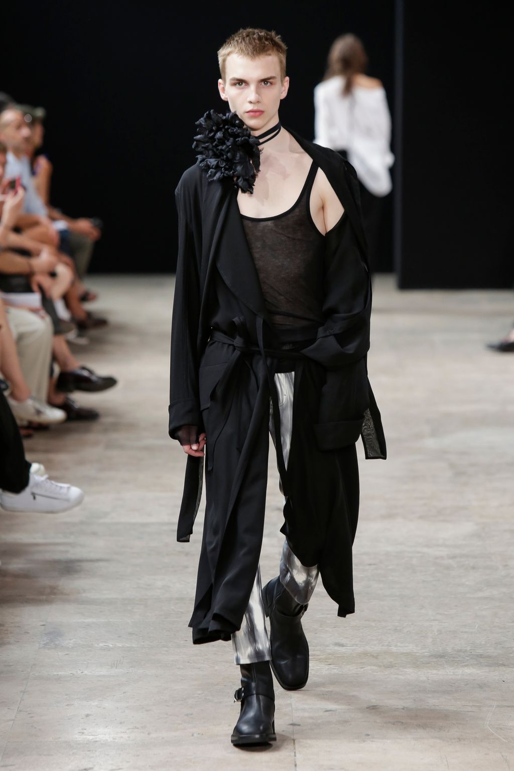 Fashion Week Paris Spring/Summer 2018 look 16 from the Ann Demeulemeester collection 男装