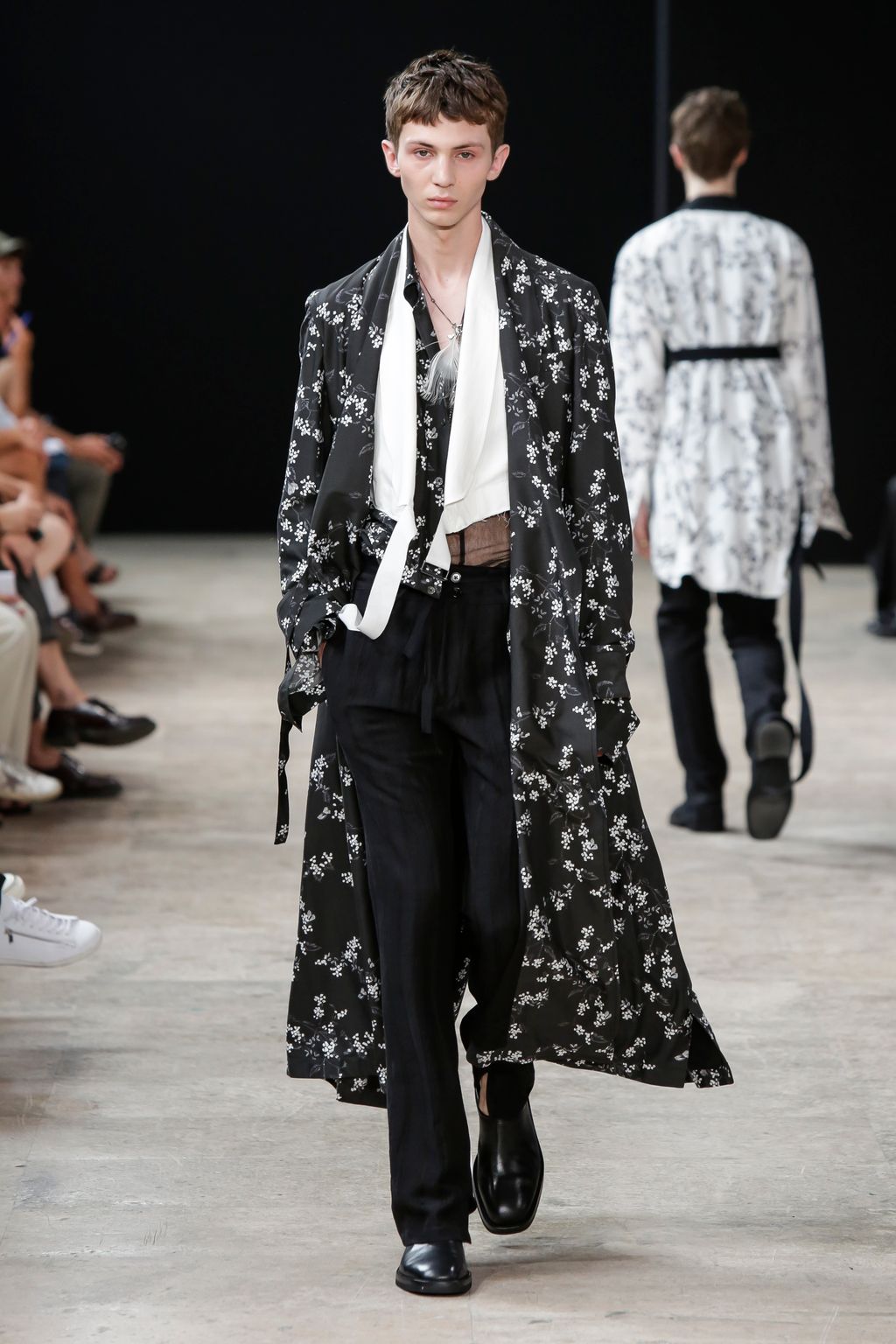 Fashion Week Paris Spring/Summer 2018 look 17 from the Ann Demeulemeester collection 男装