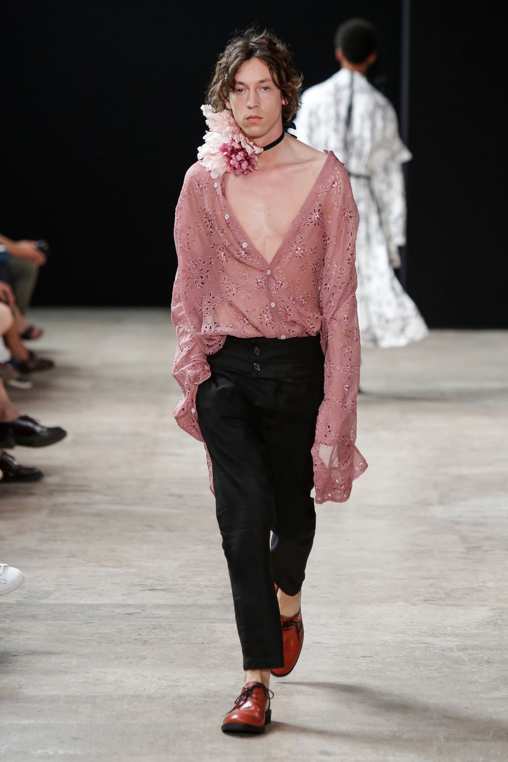 Fashion Week Paris Spring/Summer 2018 look 19 de la collection Ann Demeulemeester menswear