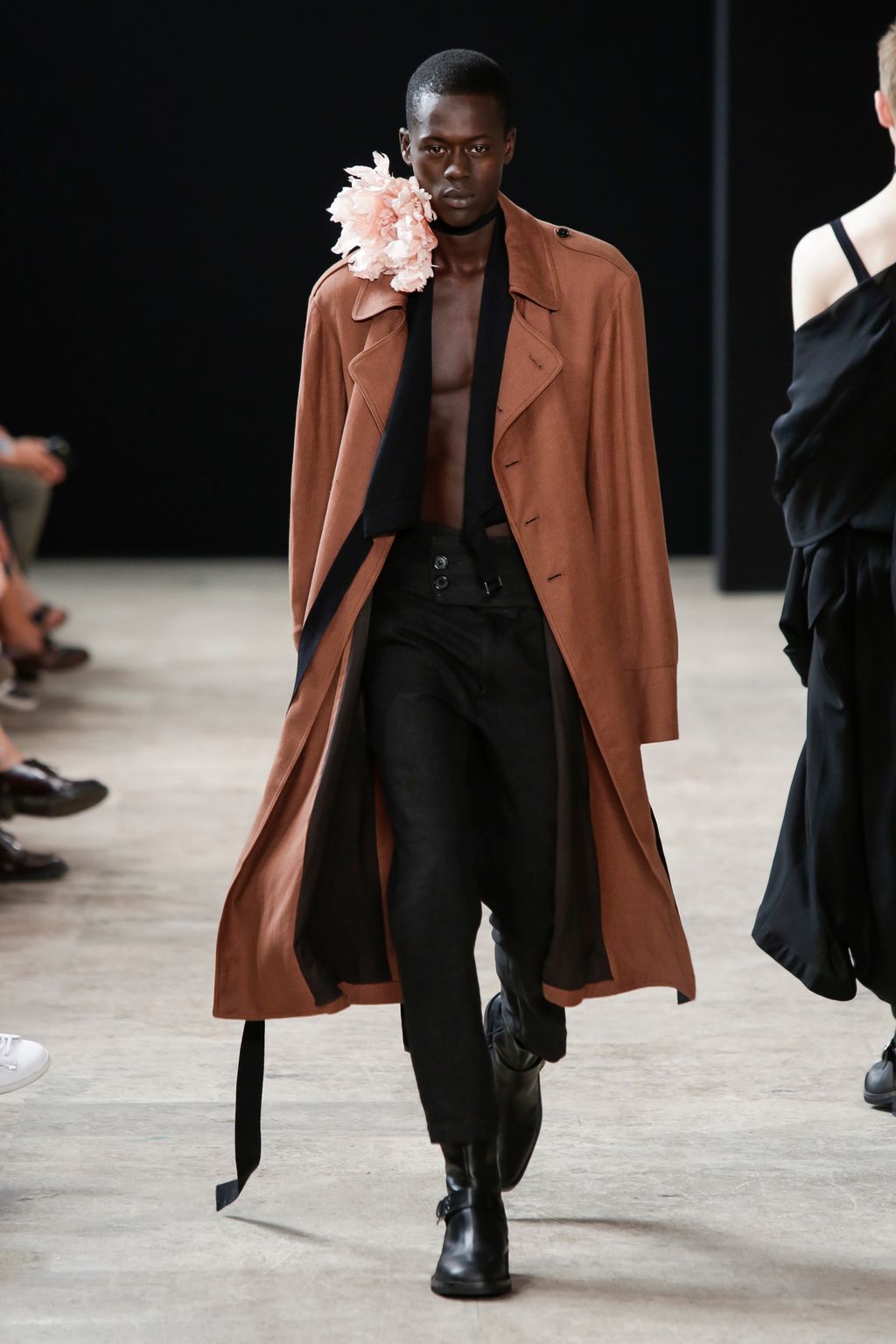 Fashion Week Paris Spring/Summer 2018 look 20 from the Ann Demeulemeester collection 男装