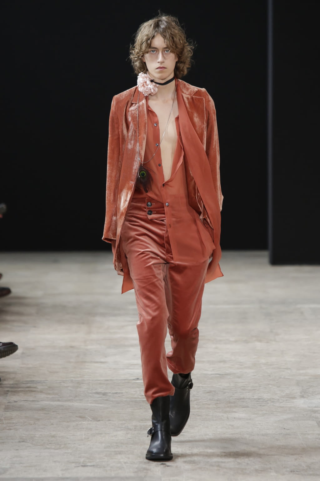 Fashion Week Paris Spring/Summer 2018 look 21 from the Ann Demeulemeester collection menswear