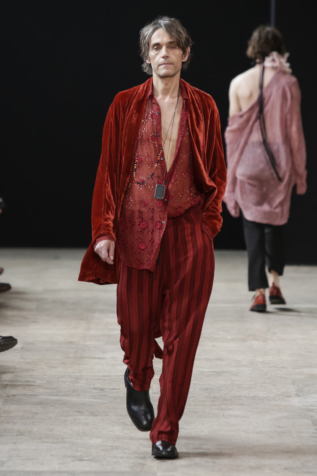 Fashion Week Paris Spring/Summer 2018 look 23 from the Ann Demeulemeester collection menswear