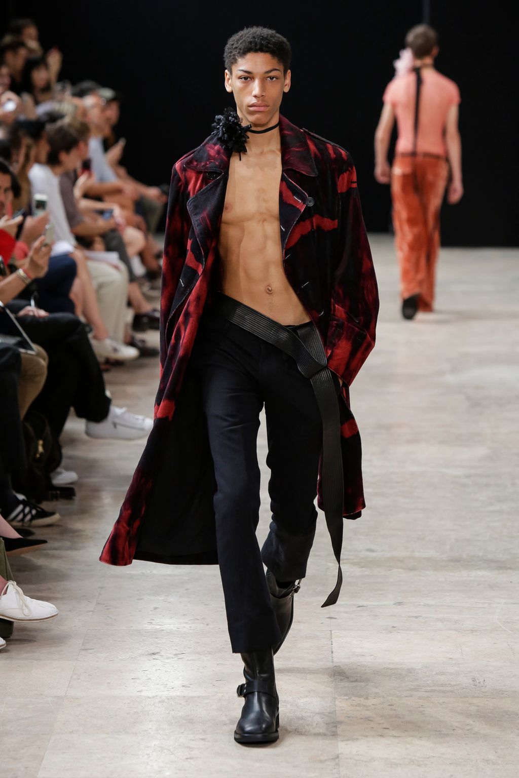 Fashion Week Paris Spring/Summer 2018 look 26 from the Ann Demeulemeester collection menswear