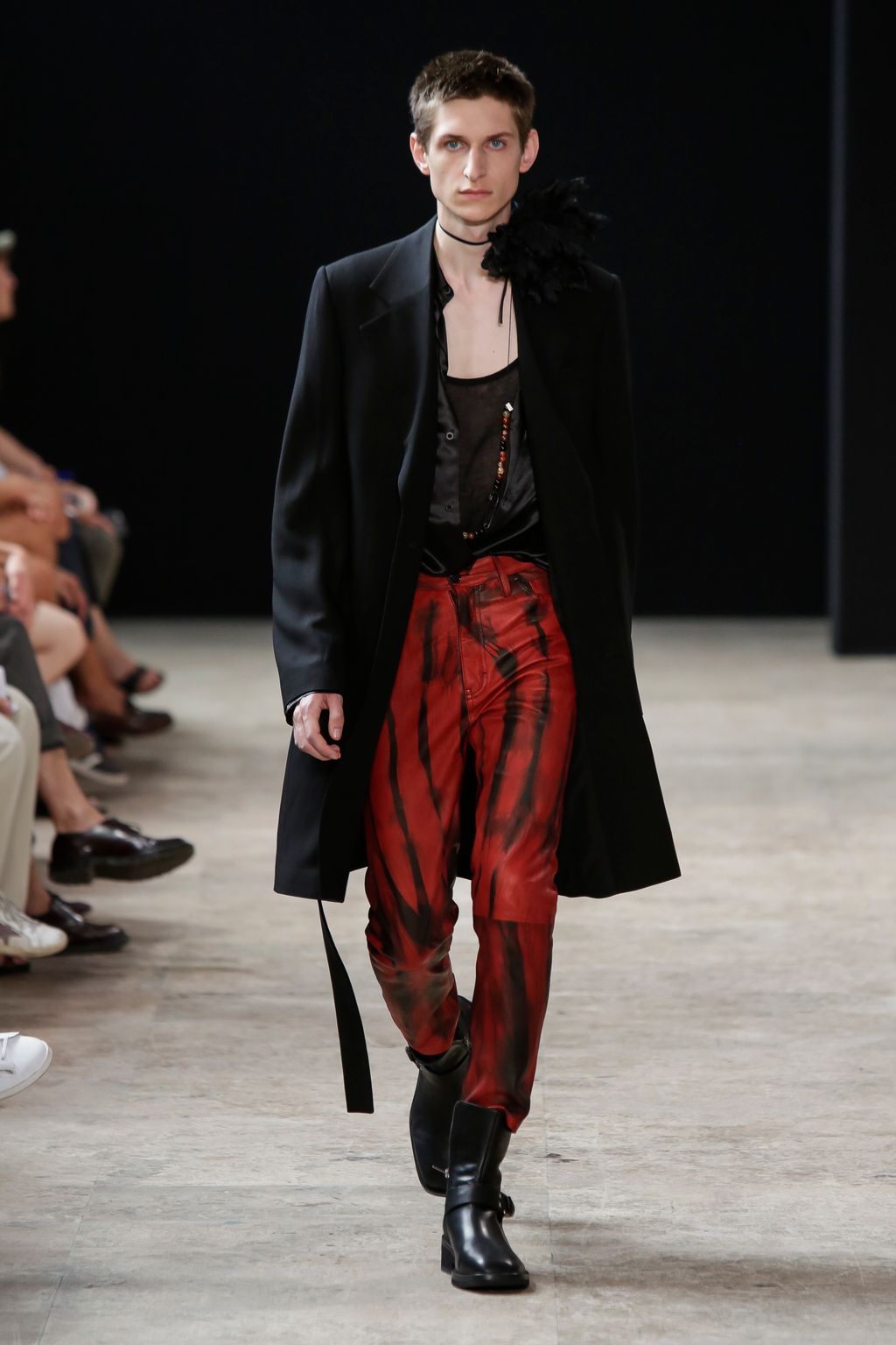 Fashion Week Paris Spring/Summer 2018 look 28 from the Ann Demeulemeester collection menswear