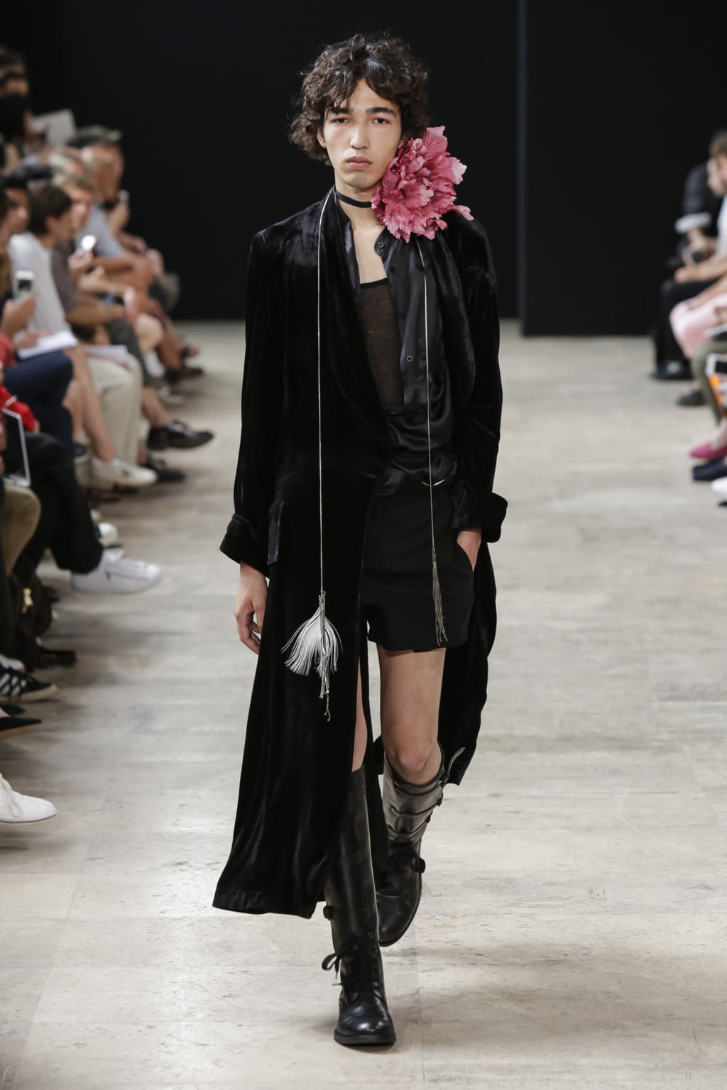 Fashion Week Paris Spring/Summer 2018 look 29 from the Ann Demeulemeester collection 男装