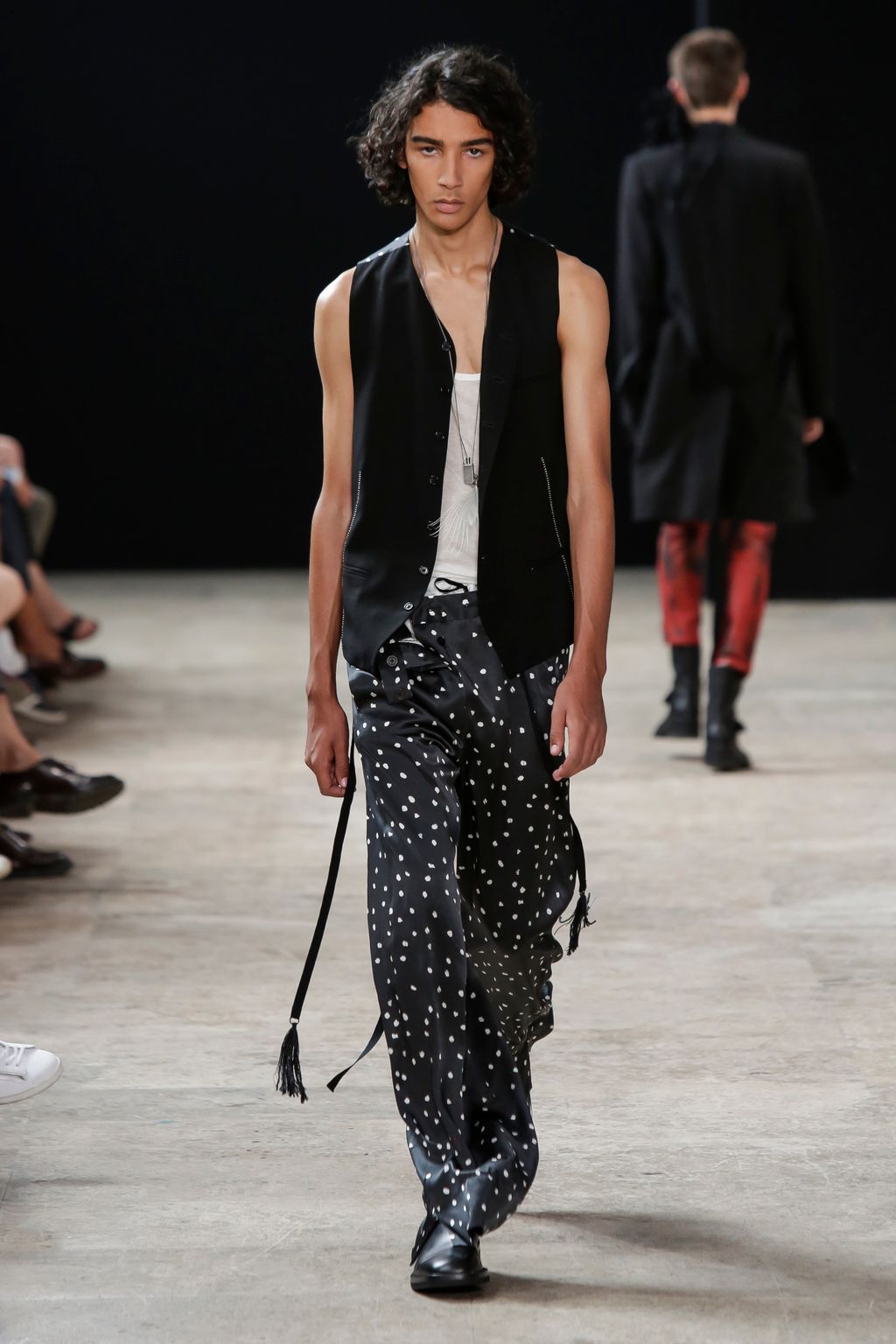 Fashion Week Paris Spring/Summer 2018 look 32 from the Ann Demeulemeester collection menswear