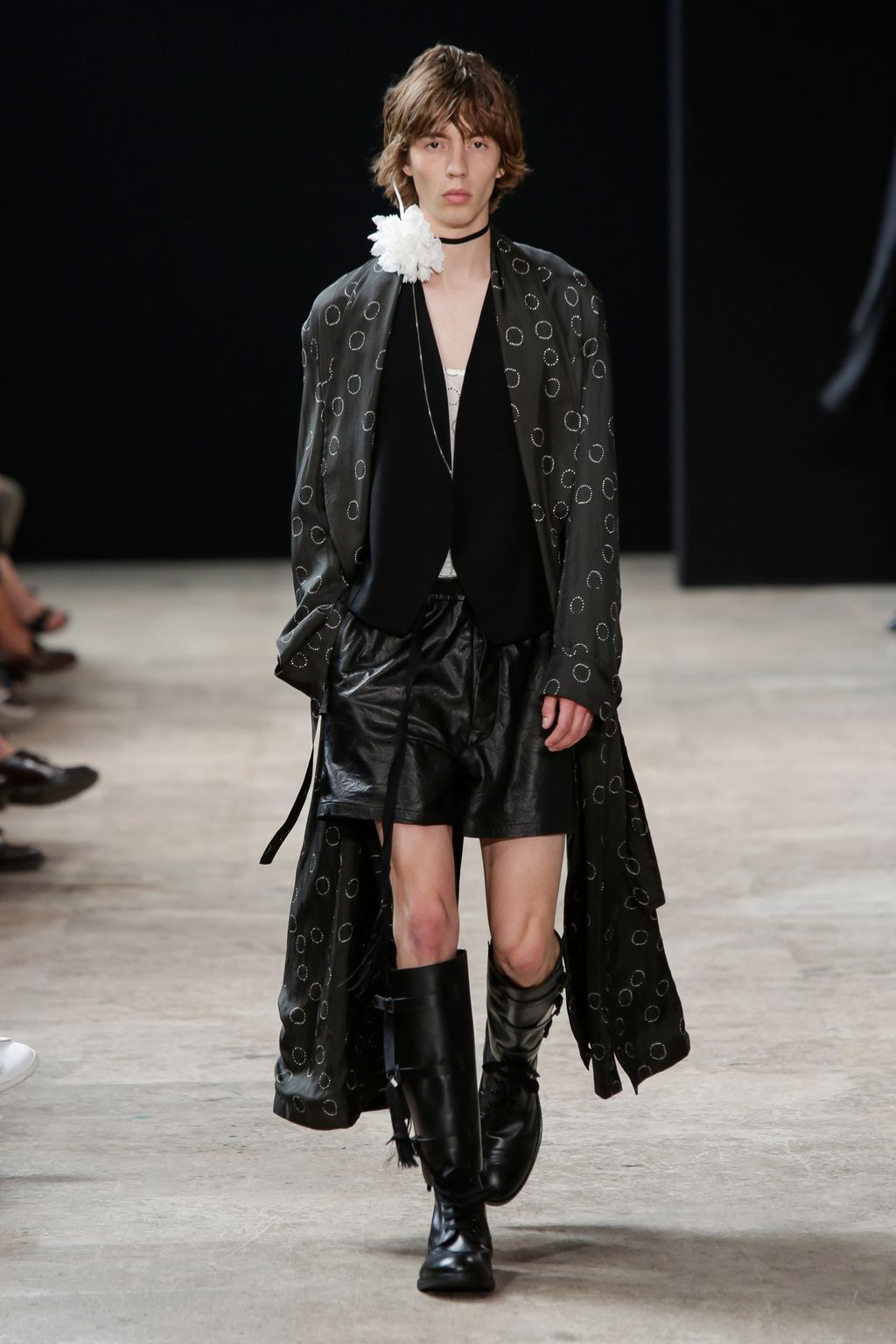 Fashion Week Paris Spring/Summer 2018 look 33 from the Ann Demeulemeester collection 男装