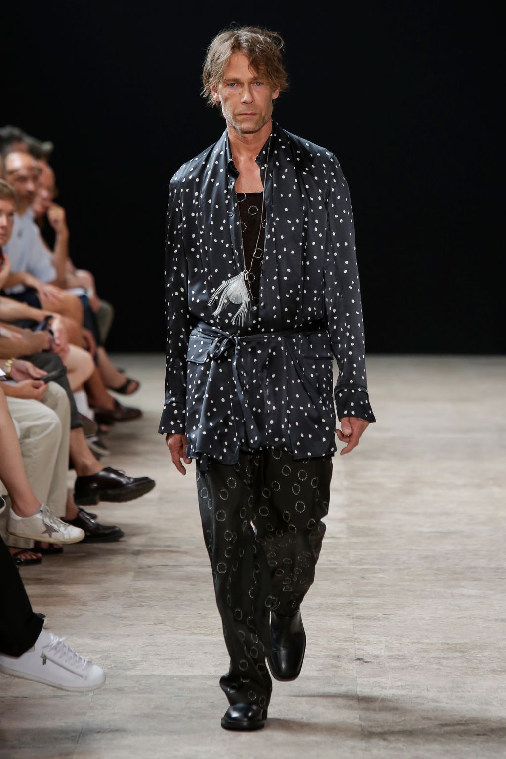 Fashion Week Paris Spring/Summer 2018 look 34 from the Ann Demeulemeester collection 男装