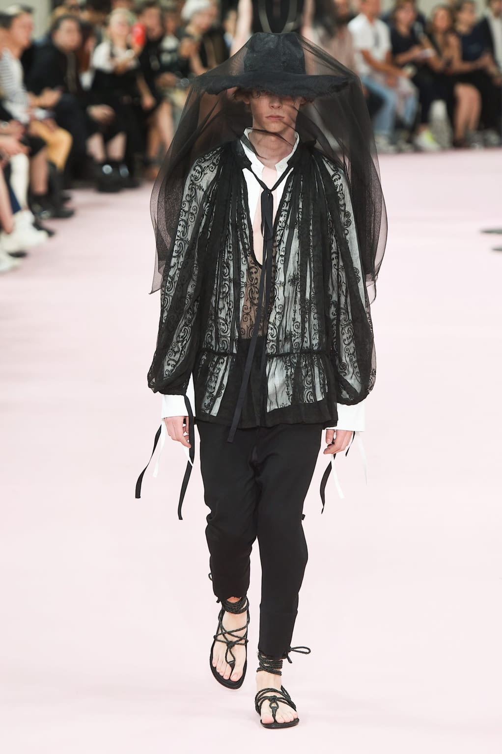Fashion Week Paris Spring/Summer 2019 look 5 from the Ann Demeulemeester collection menswear