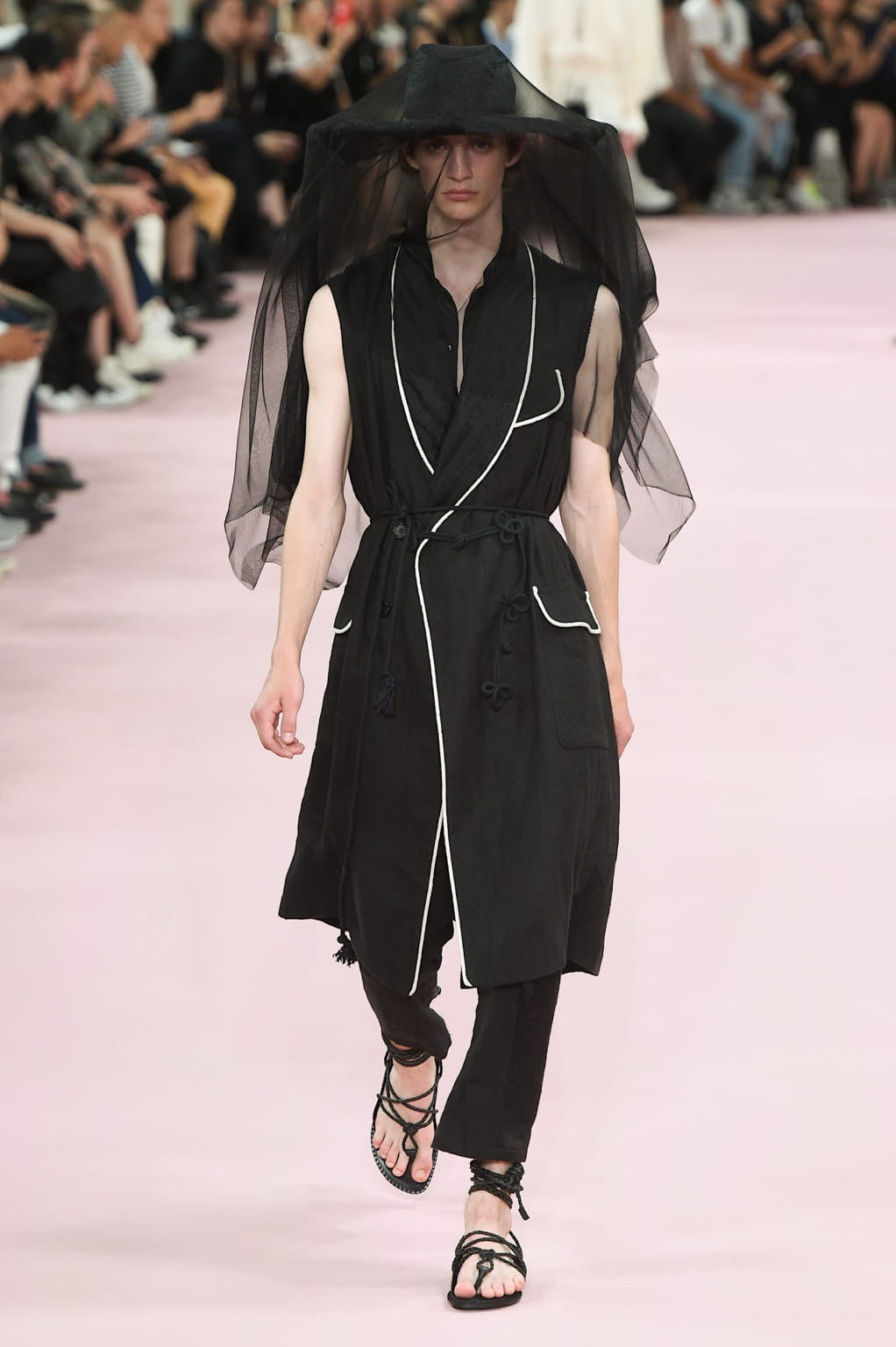 Fashion Week Paris Spring/Summer 2019 look 6 de la collection Ann Demeulemeester menswear