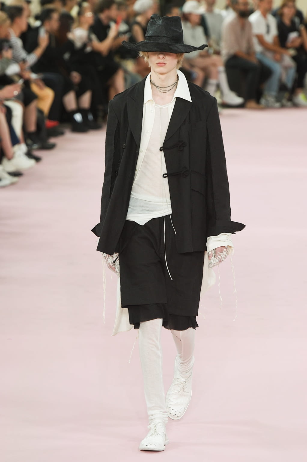 Fashion Week Paris Spring/Summer 2019 look 9 from the Ann Demeulemeester collection 男装
