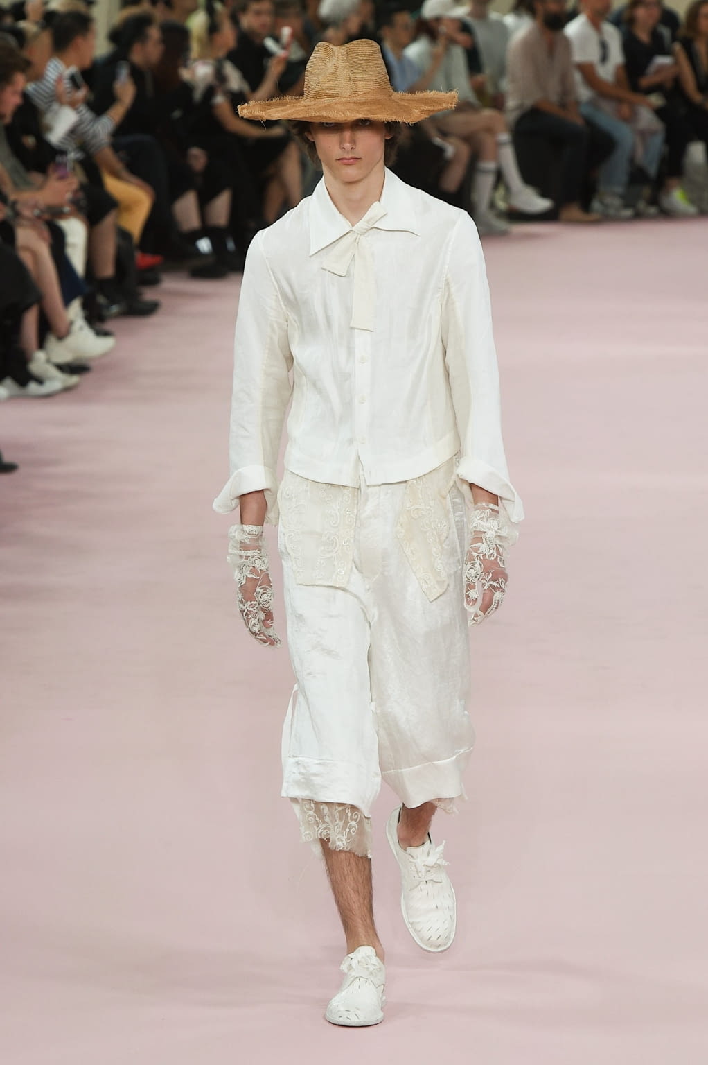 Fashion Week Paris Spring/Summer 2019 look 11 de la collection Ann Demeulemeester menswear