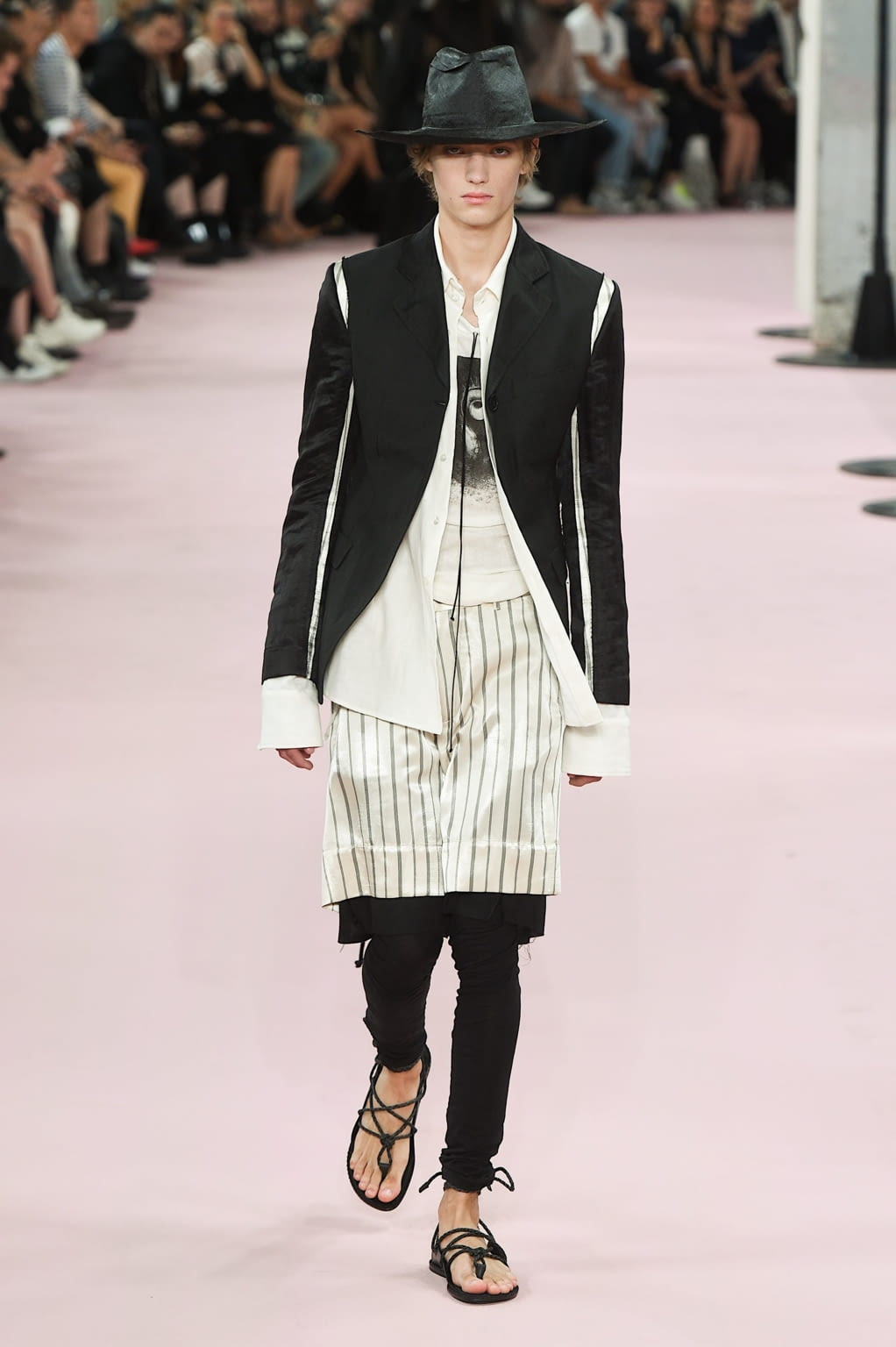 Fashion Week Paris Spring/Summer 2019 look 15 de la collection Ann Demeulemeester menswear