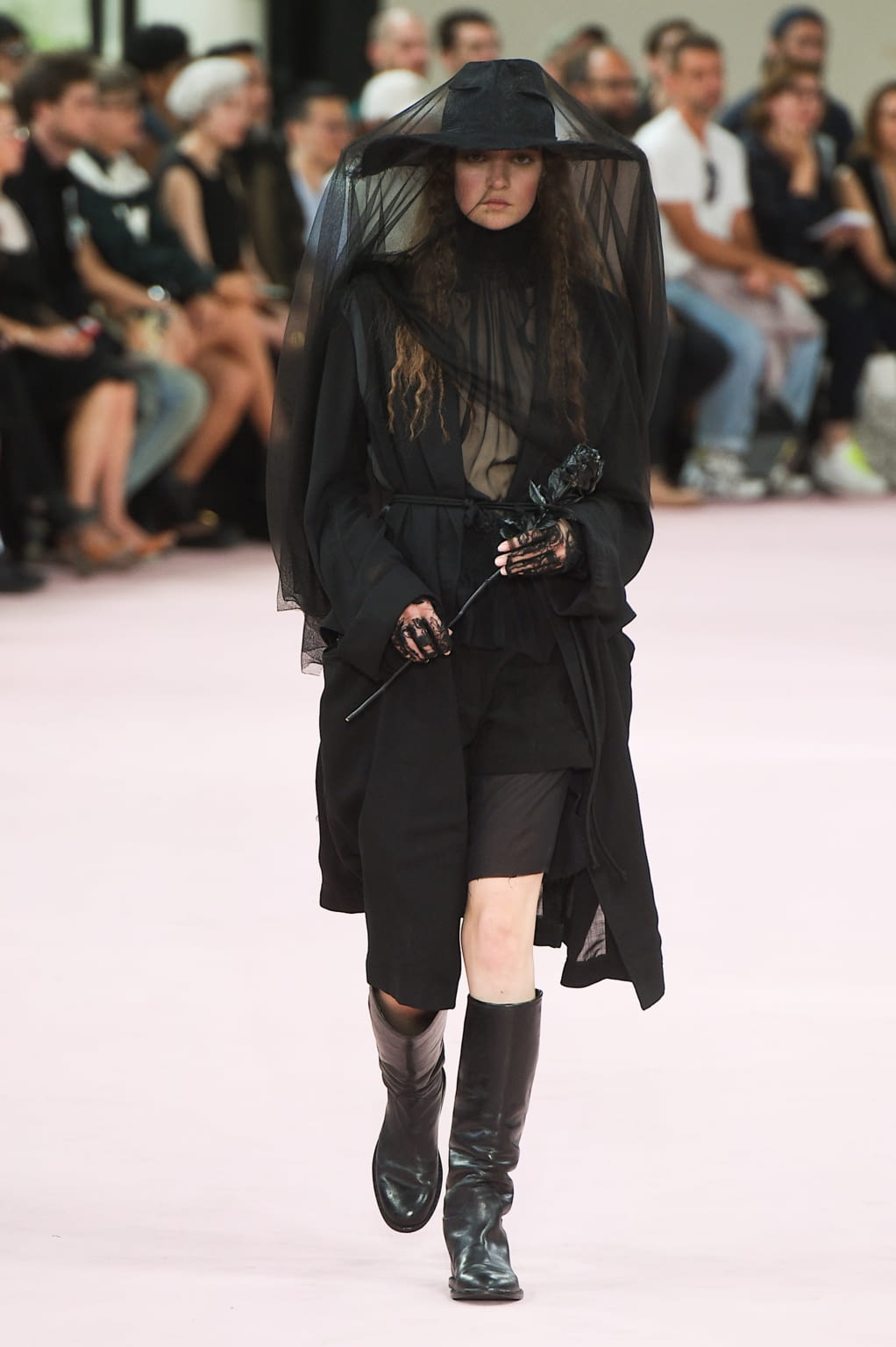 Fashion Week Paris Spring/Summer 2019 look 16 from the Ann Demeulemeester collection 男装
