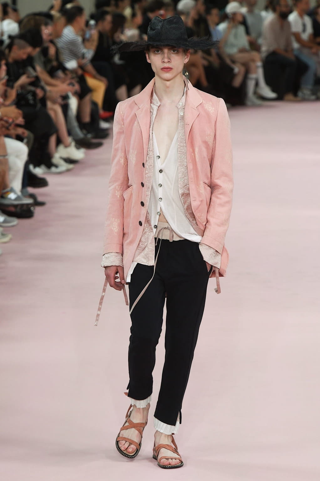 Fashion Week Paris Spring/Summer 2019 look 19 de la collection Ann Demeulemeester menswear