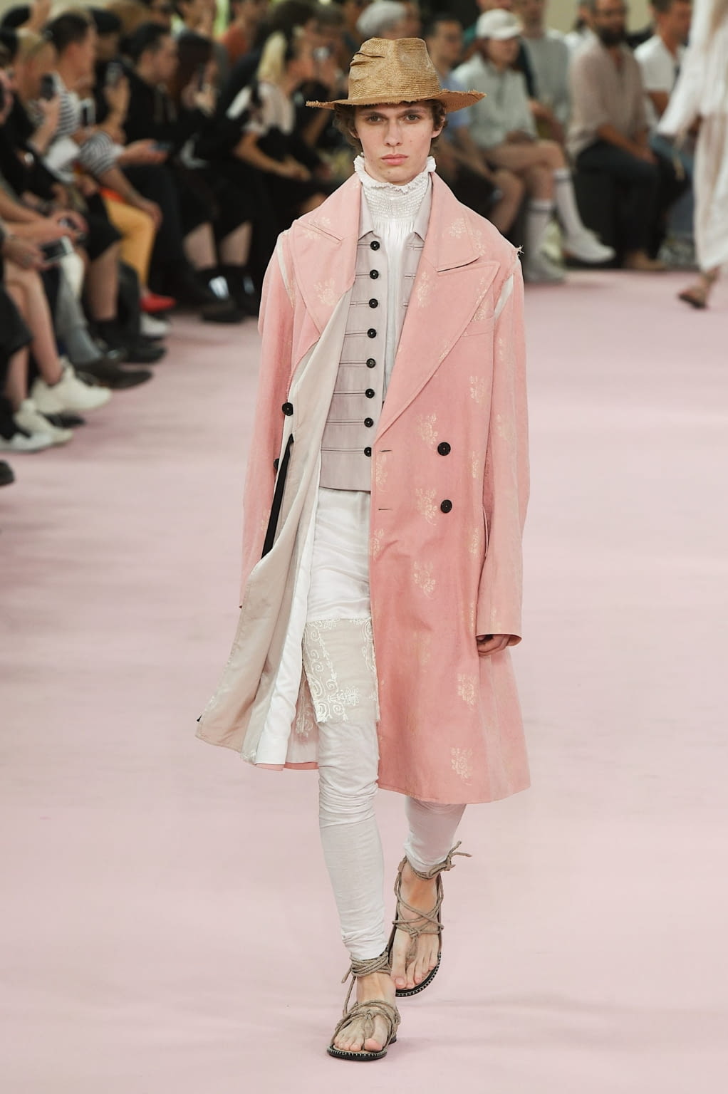 Fashion Week Paris Spring/Summer 2019 look 21 from the Ann Demeulemeester collection menswear