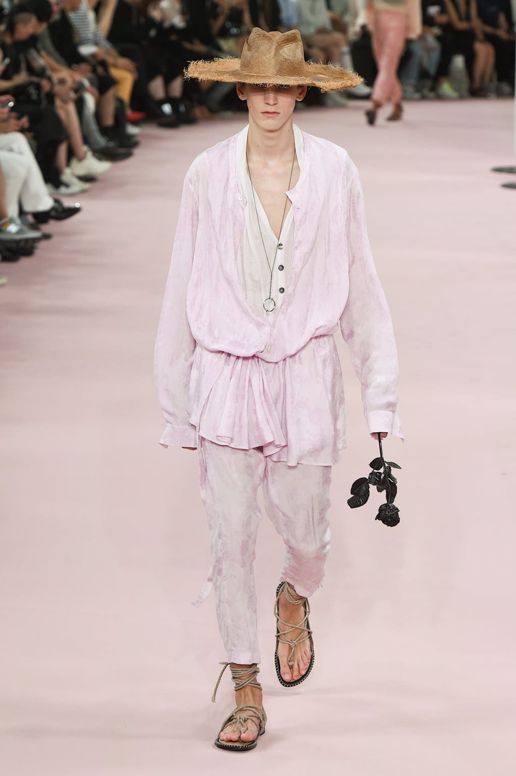 Fashion Week Paris Spring/Summer 2019 look 24 de la collection Ann Demeulemeester menswear
